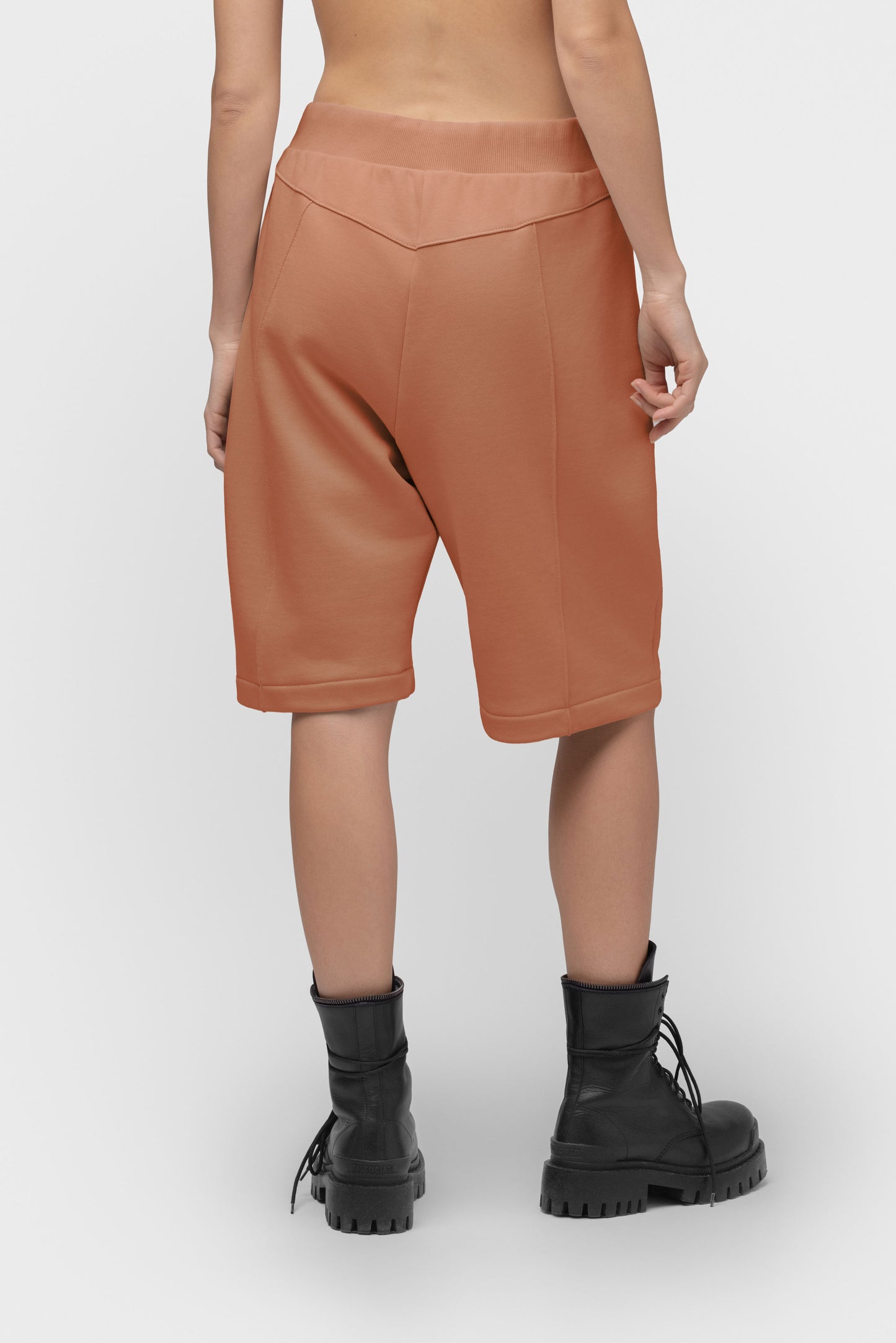 LAISVALAIKIO KOSTIUMAS SU ŠORTAIS IR KAPIŠONU