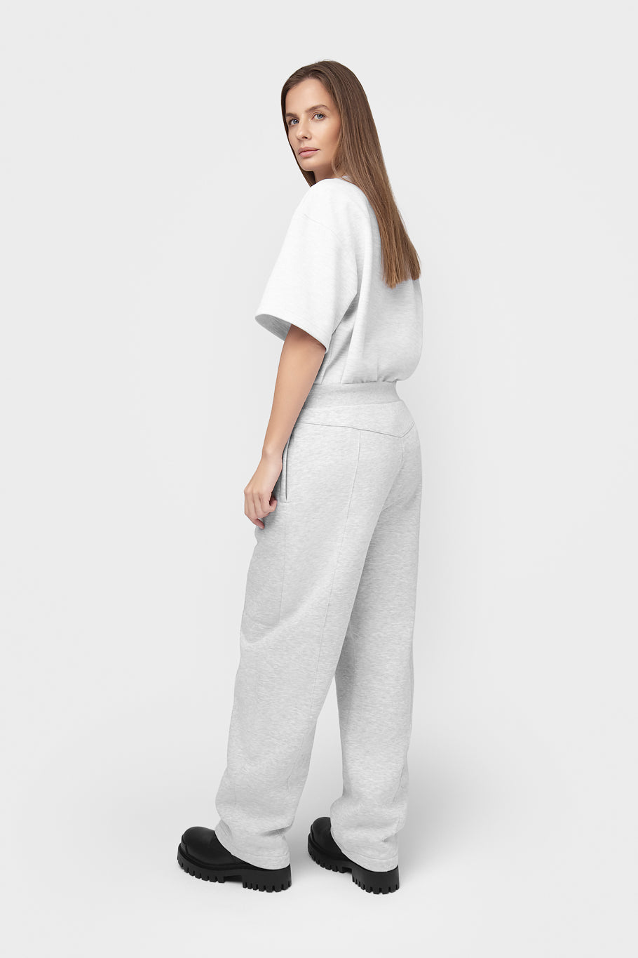 OVERSIZED LAISVALAIKIO KOSTIUMAS BE PŪKO