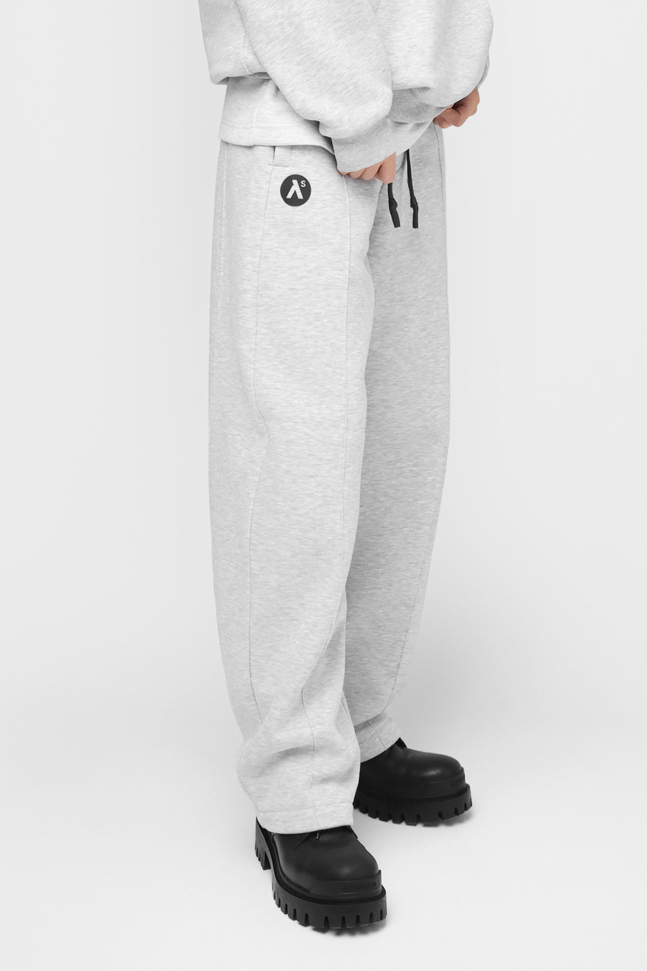 OVERSIZED LAISVALAIKIO KOSTIUMAS BE PŪKO