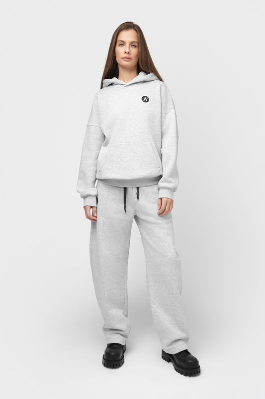 OVERSIZED LAISVALAIKIO KOSTIUMAS SU PŪKU