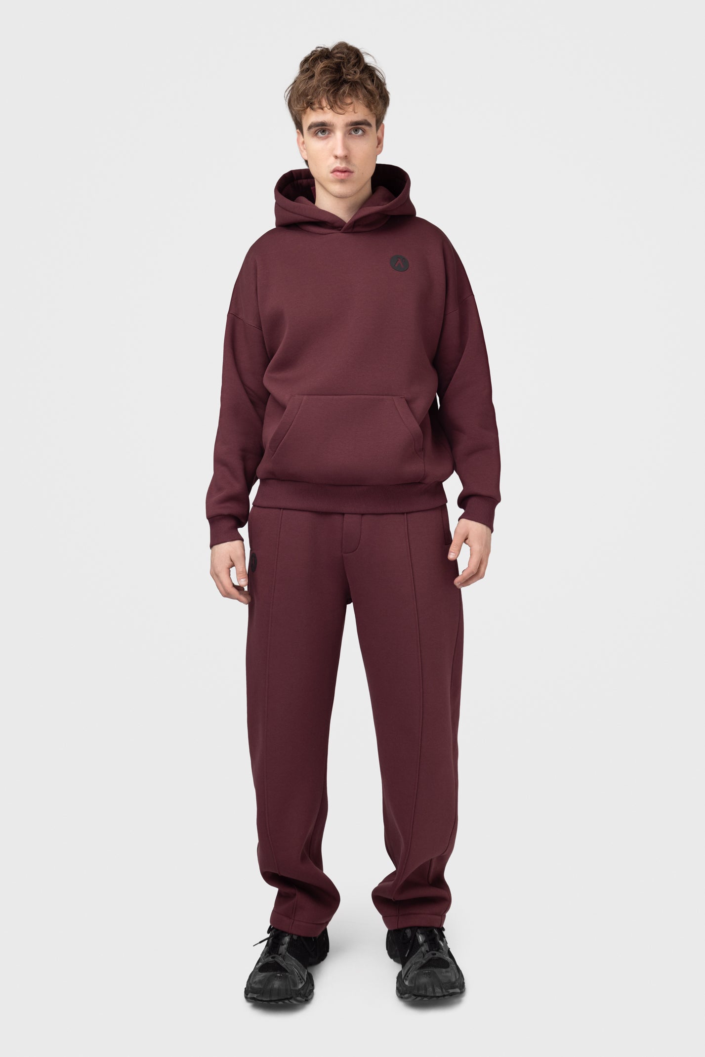 OVERSIZED LAISVALAIKIO KOSTIUMAS SU PŪKU