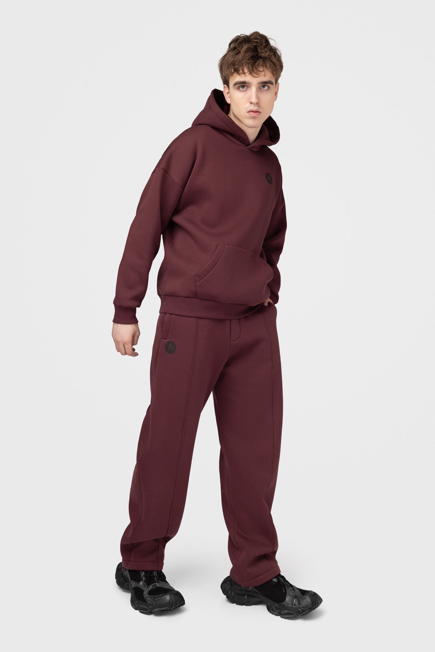 OVERSIZED LAISVALAIKIO KOSTIUMAS SU PŪKU