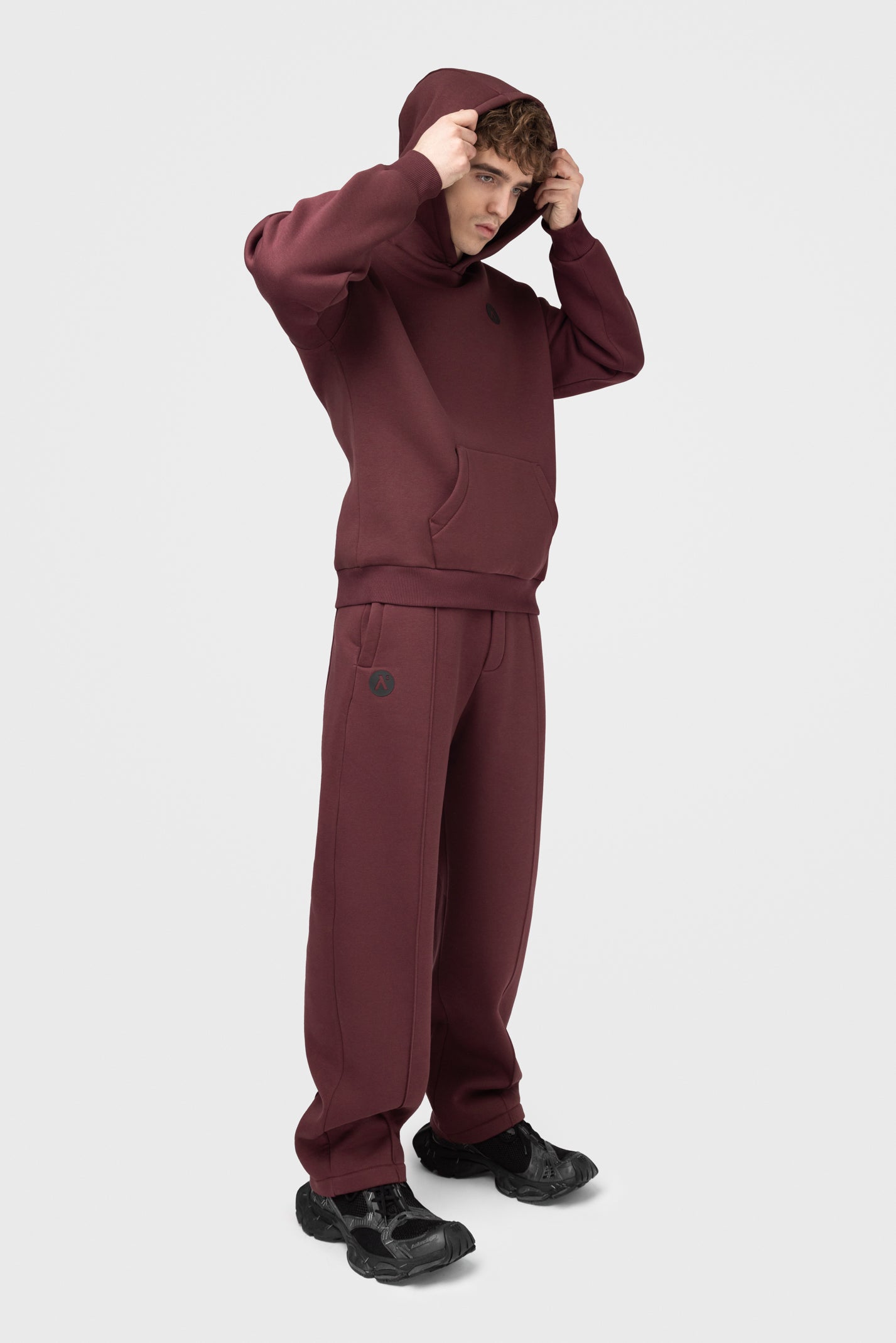 OVERSIZED LAISVALAIKIO KOSTIUMAS SU PŪKU