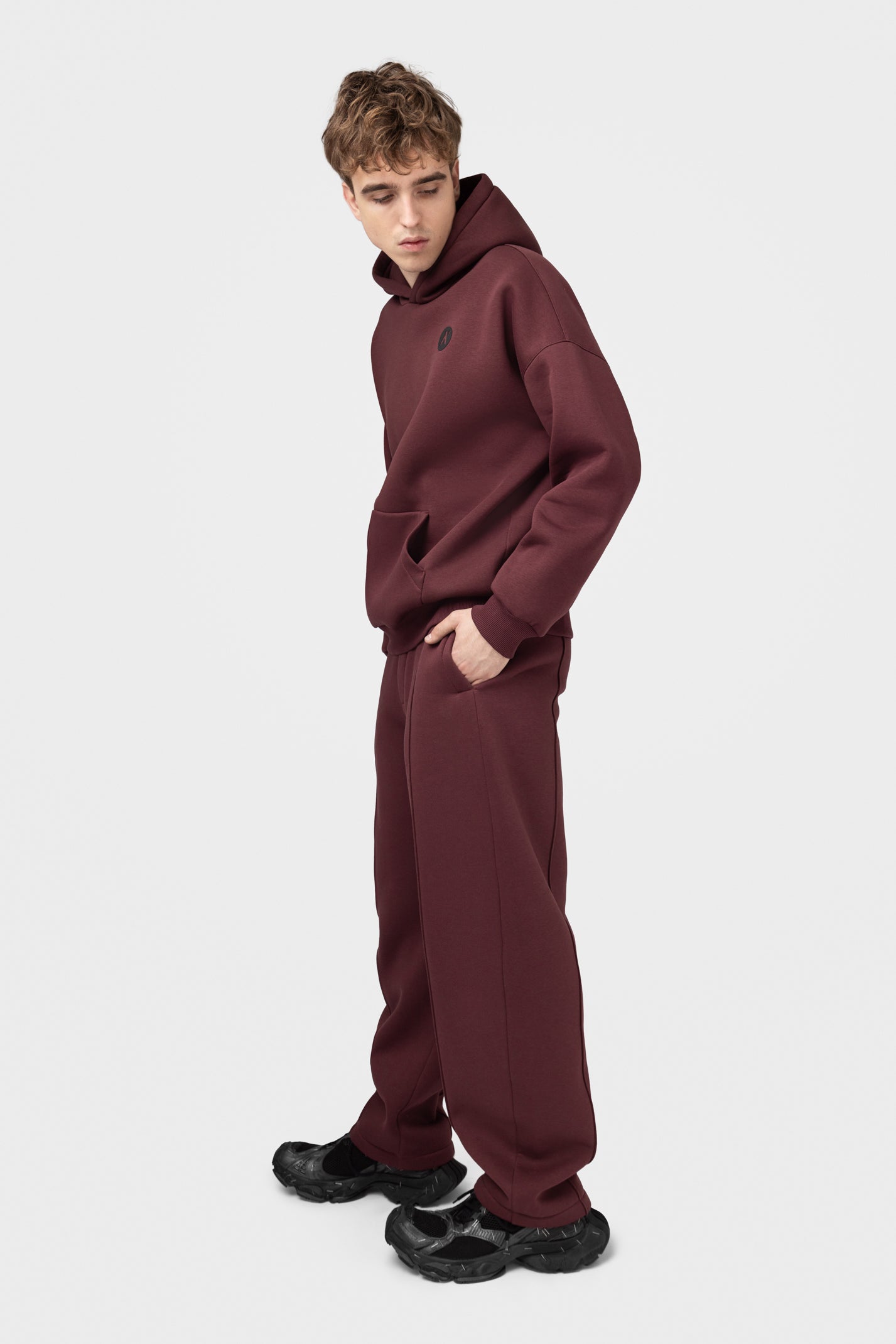 OVERSIZED LAISVALAIKIO KOSTIUMAS SU PŪKU