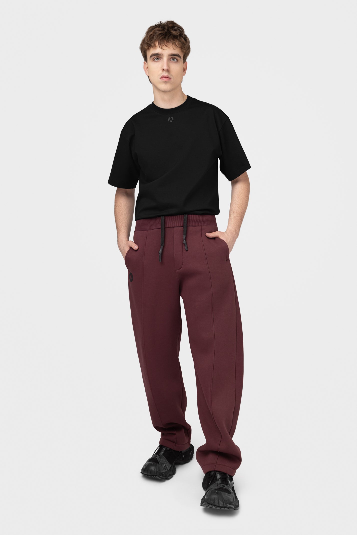 OVERSIZED LAISVALAIKIO KOSTIUMAS SU PŪKU