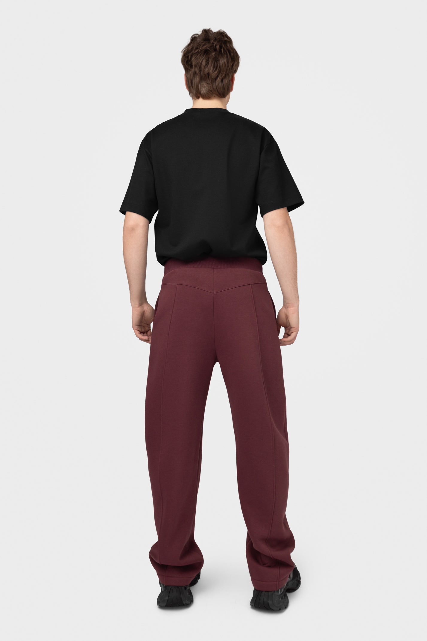 OVERSIZED LAISVALAIKIO KOSTIUMAS SU PŪKU