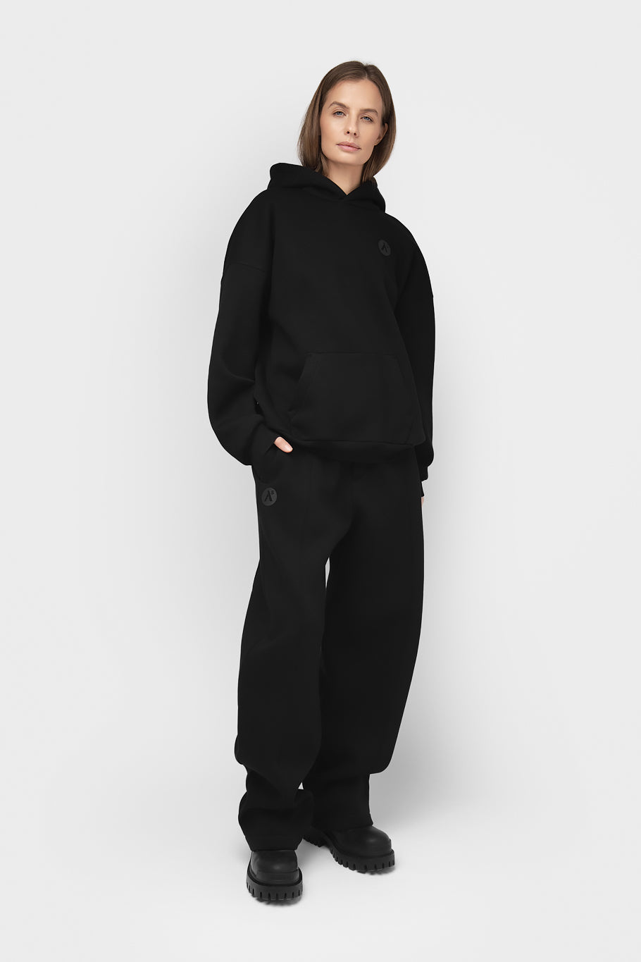 OVERSIZED LAISVALAIKIO KOSTIUMAS SU PŪKU