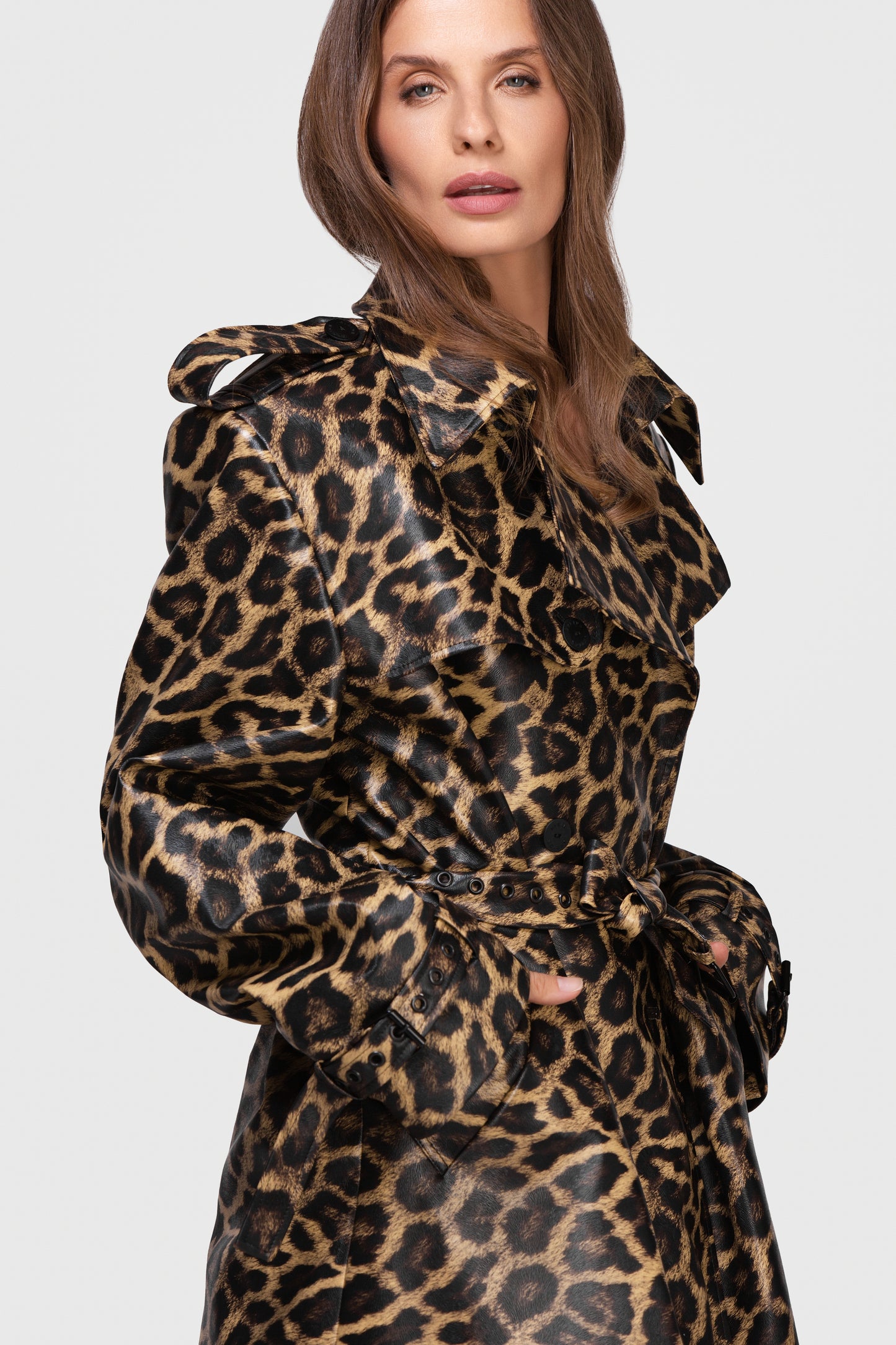 LEOPARDO RAŠTO DIRBTINĖS ODOS PALTAS