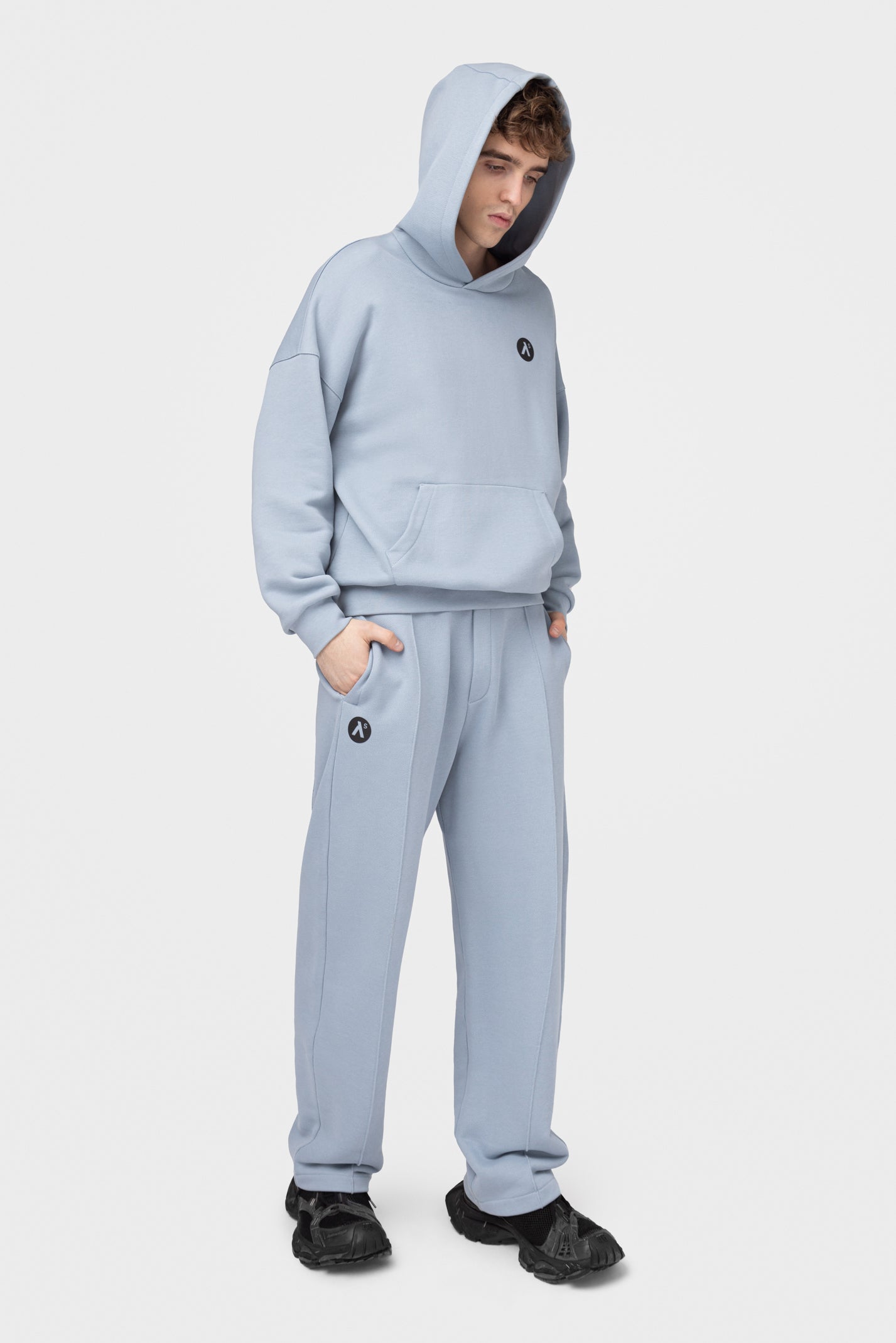 OVERSIZED LAISVALAIKIO KOSTIUMAS BE PŪKO