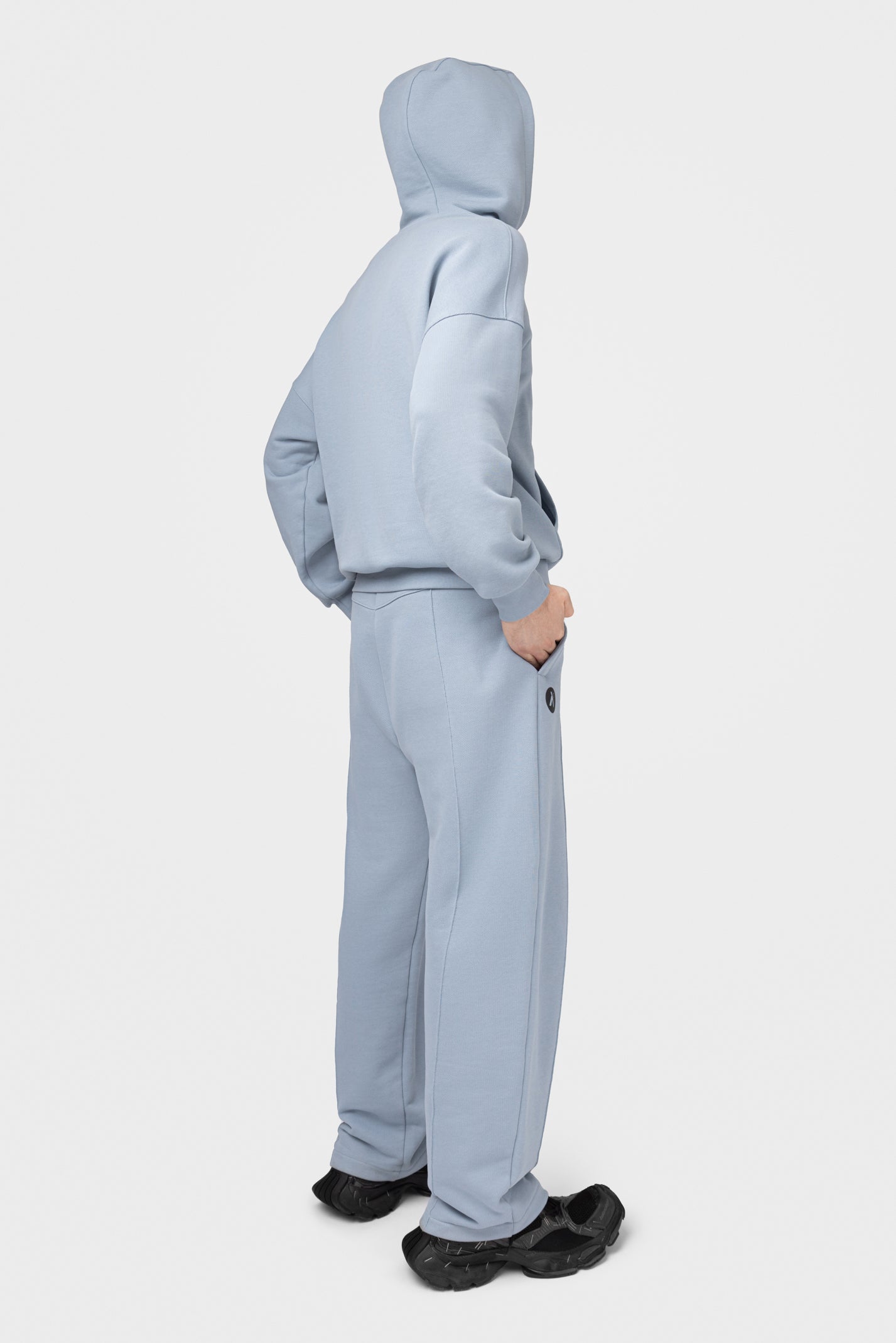 OVERSIZED LAISVALAIKIO KOSTIUMAS BE PŪKO