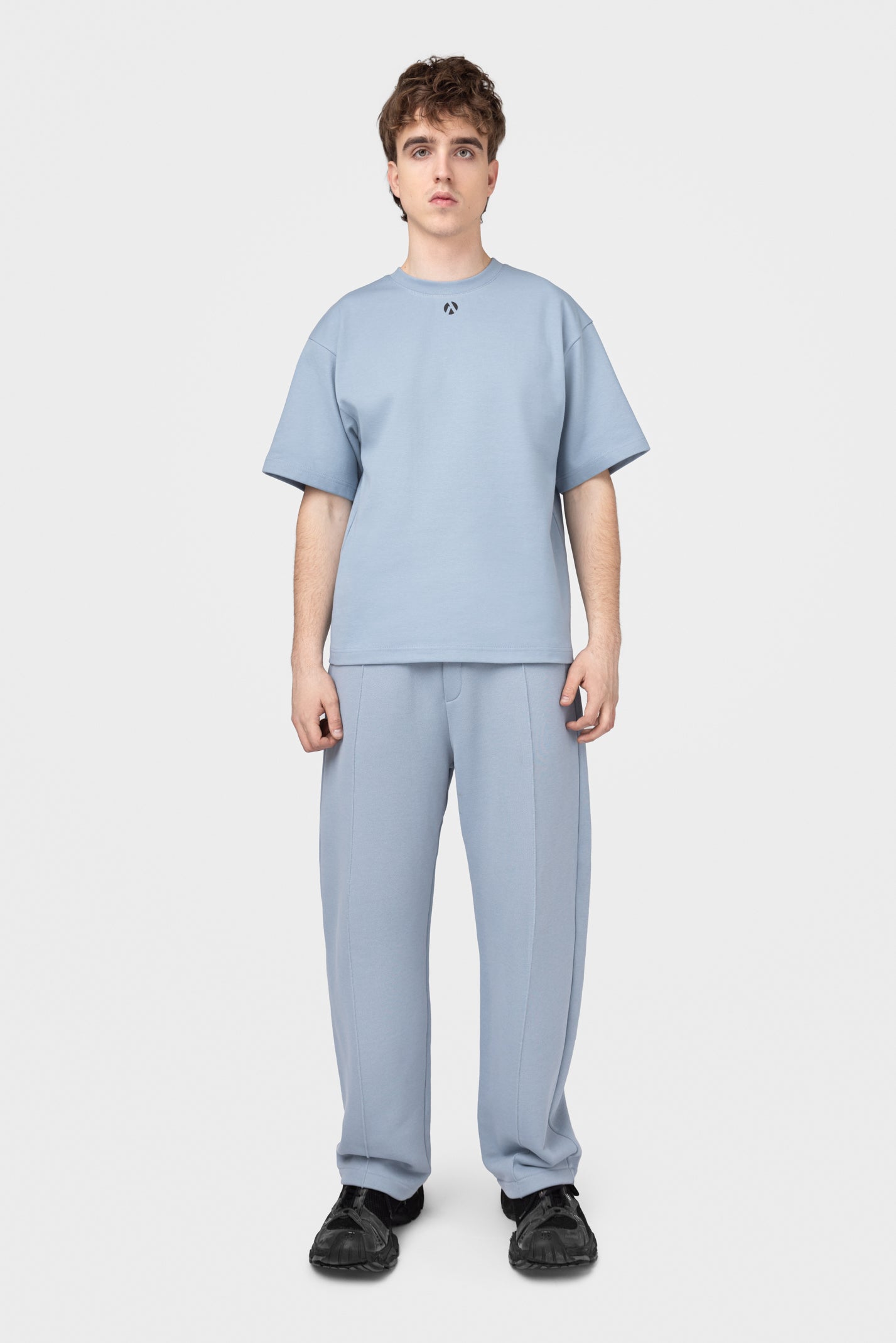 OVERSIZED LAISVALAIKIO KOSTIUMAS BE PŪKO