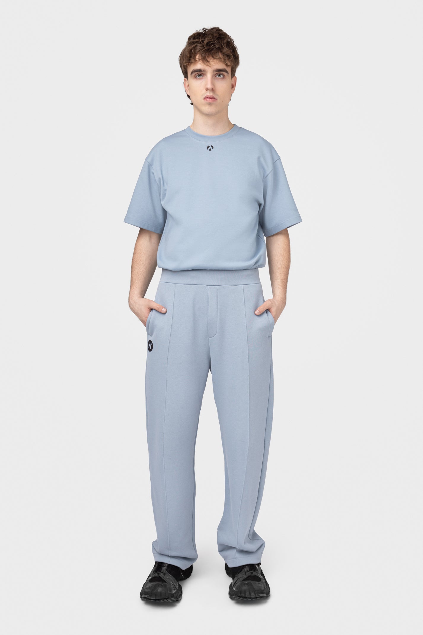 OVERSIZED LAISVALAIKIO KOSTIUMAS BE PŪKO