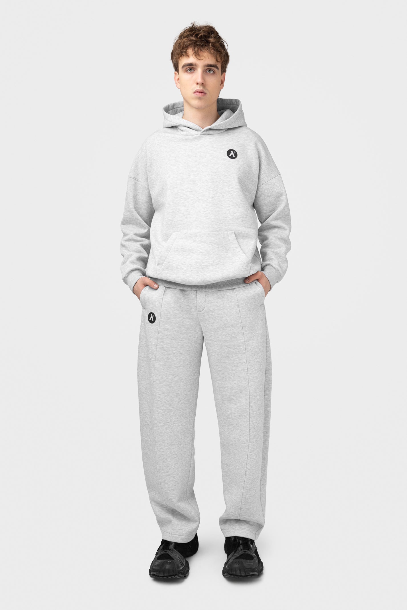 OVERSIZED LAISVALAIKIO KOSTIUMAS BE PŪKO