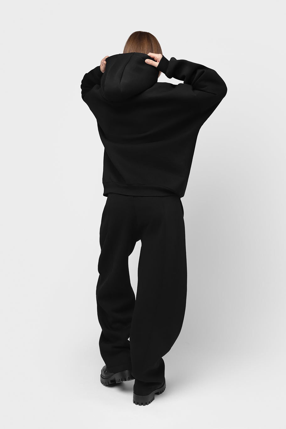 OVERSIZED LAISVALAIKIO KOSTIUMAS SU PŪKU