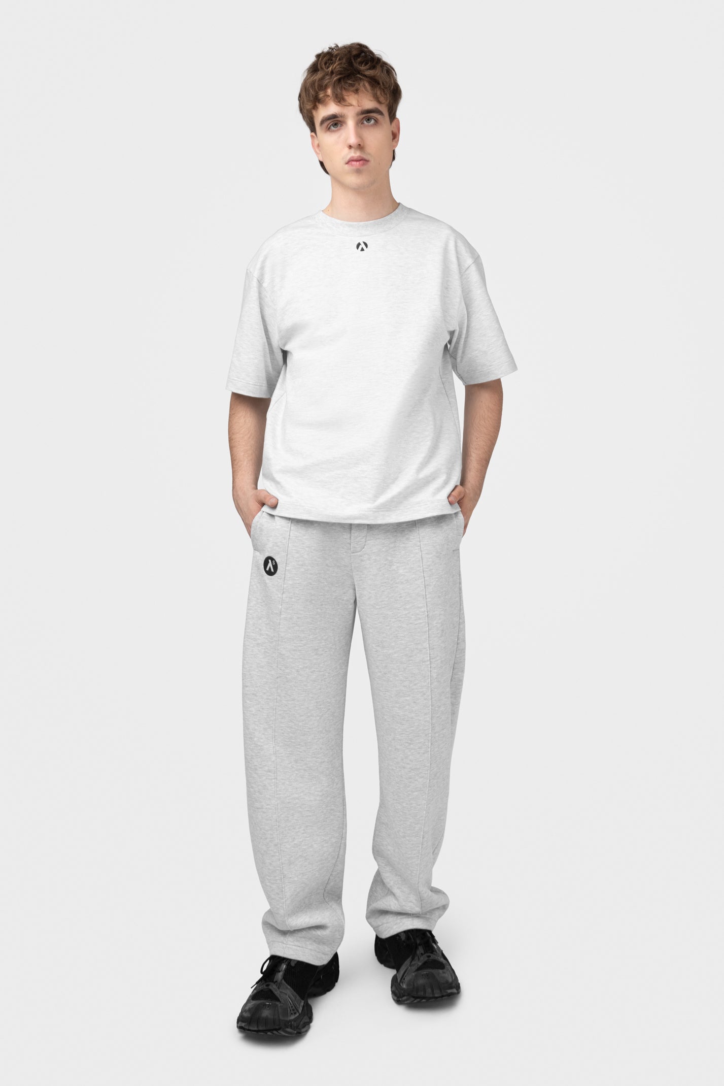 OVERSIZED LAISVALAIKIO KOSTIUMAS BE PŪKO