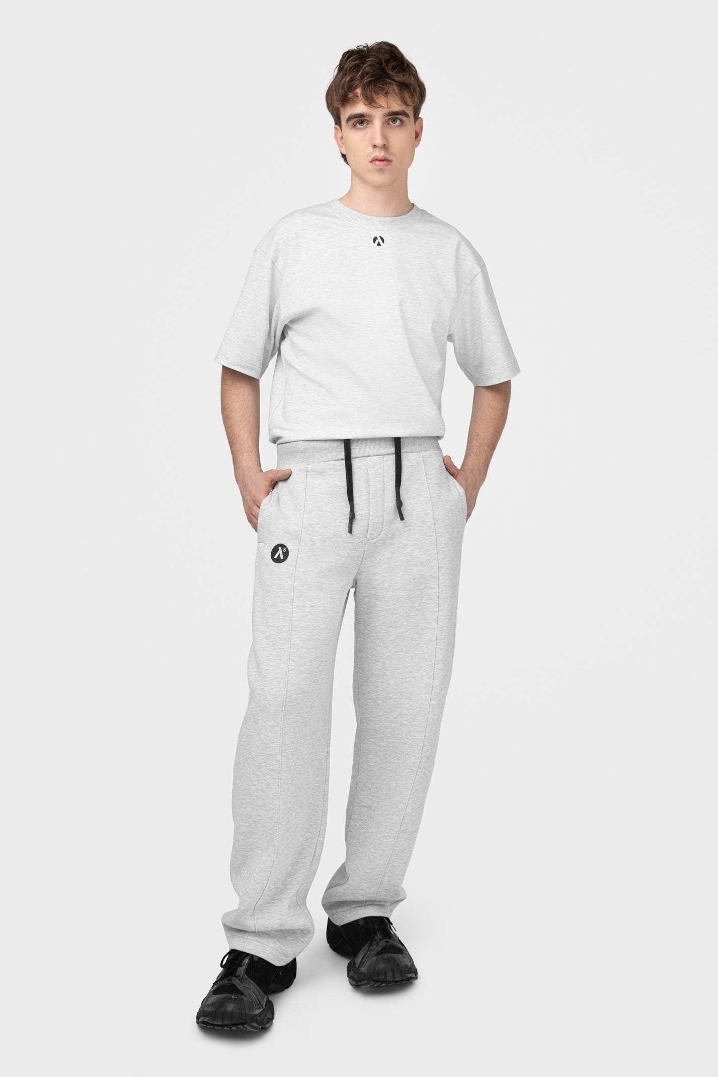 OVERSIZED LAISVALAIKIO KOSTIUMAS SU PŪKU