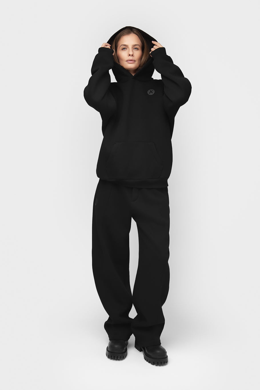 OVERSIZED LAISVALAIKIO KOSTIUMAS SU PŪKU