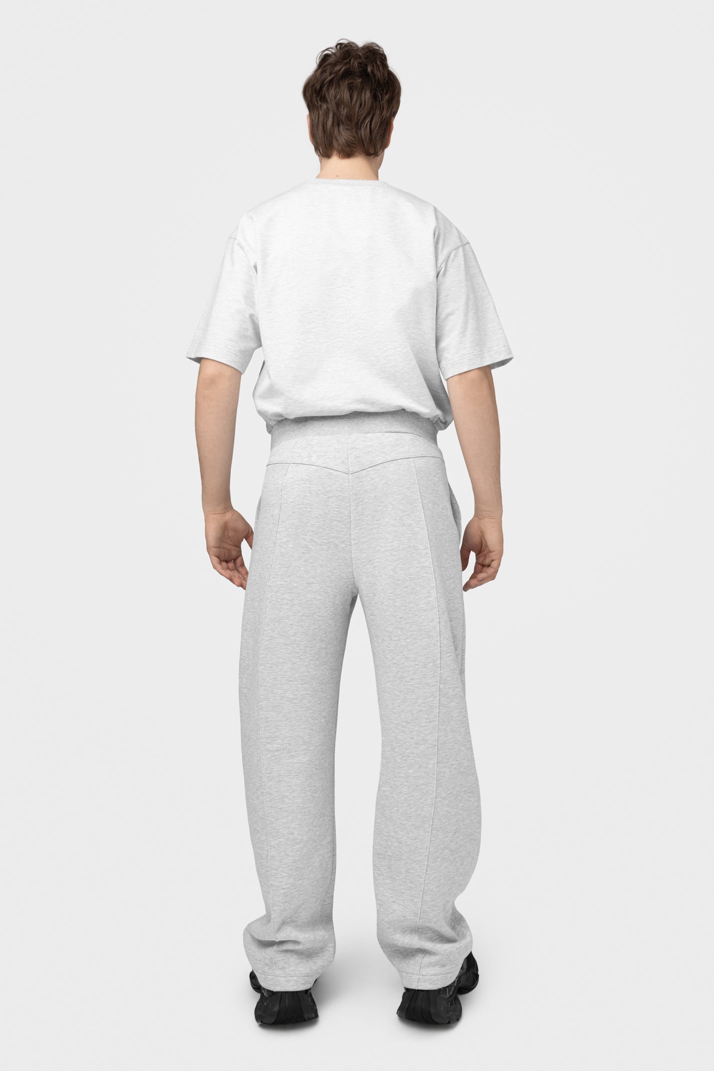 OVERSIZED LAISVALAIKIO KOSTIUMAS SU PŪKU
