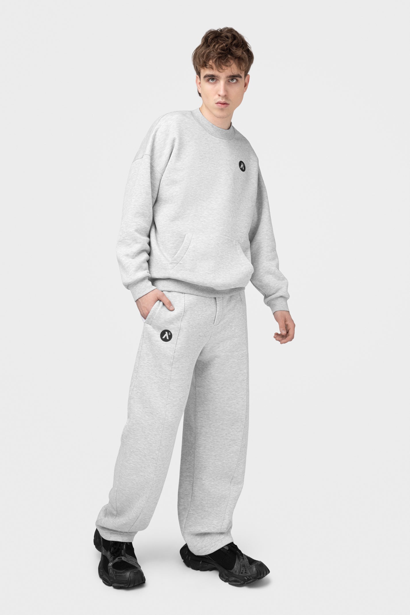 OVERSIZED LAISVALAIKIO KOSTIUMAS BE PŪKO