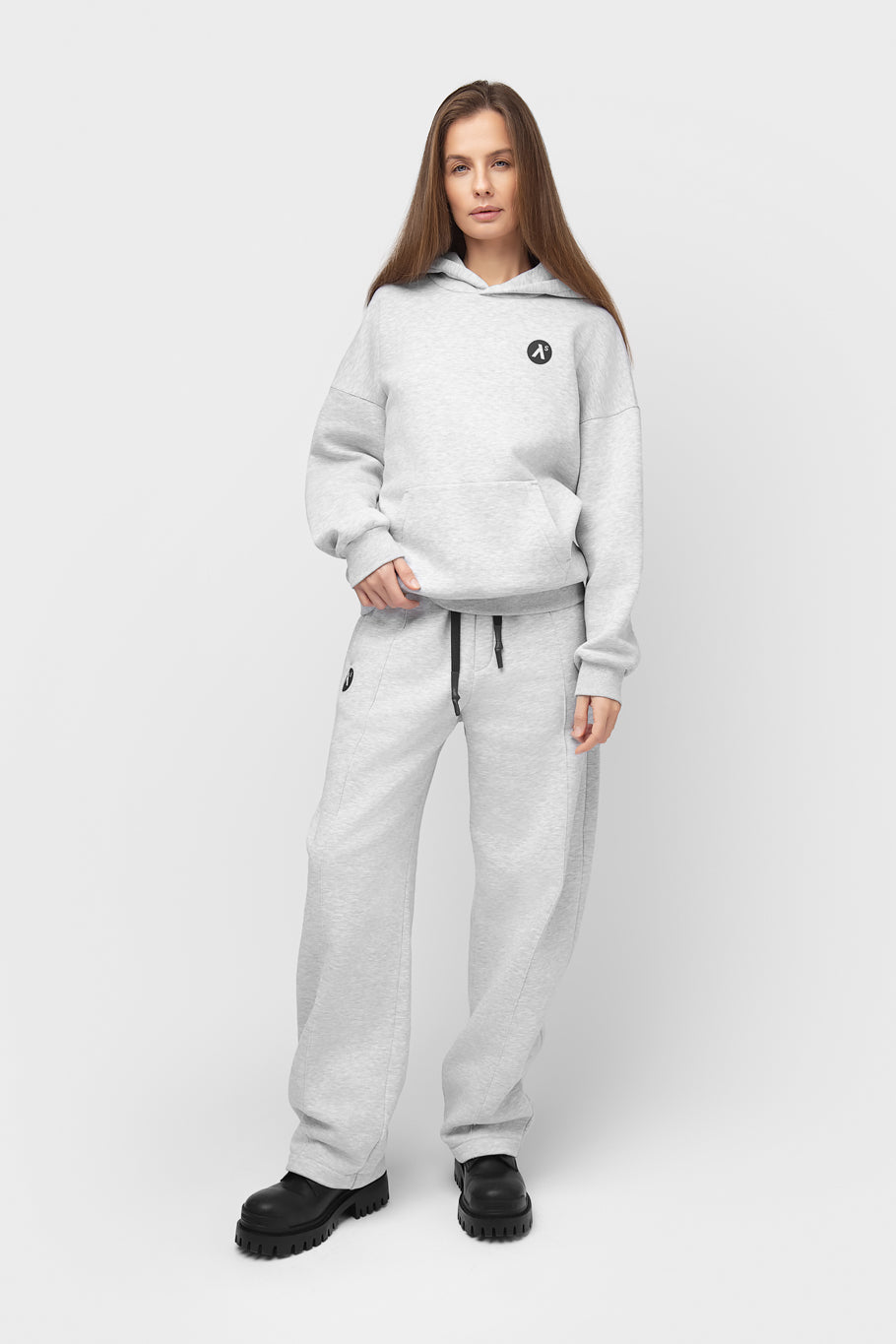 OVERSIZED LAISVALAIKIO KOSTIUMAS SU PŪKU