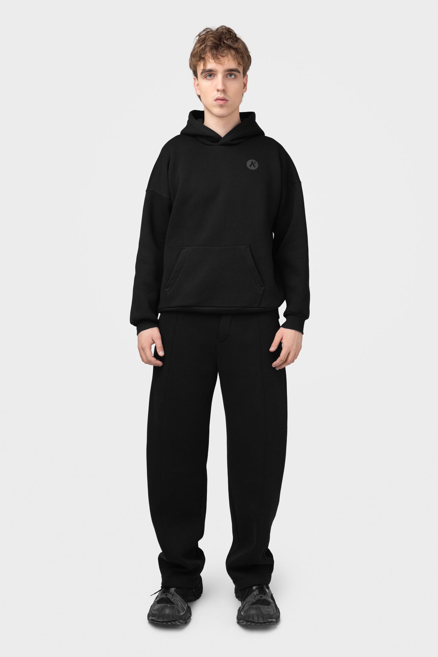 OVERSIZED LAISVALAIKIO KOSTIUMAS SU PŪKU