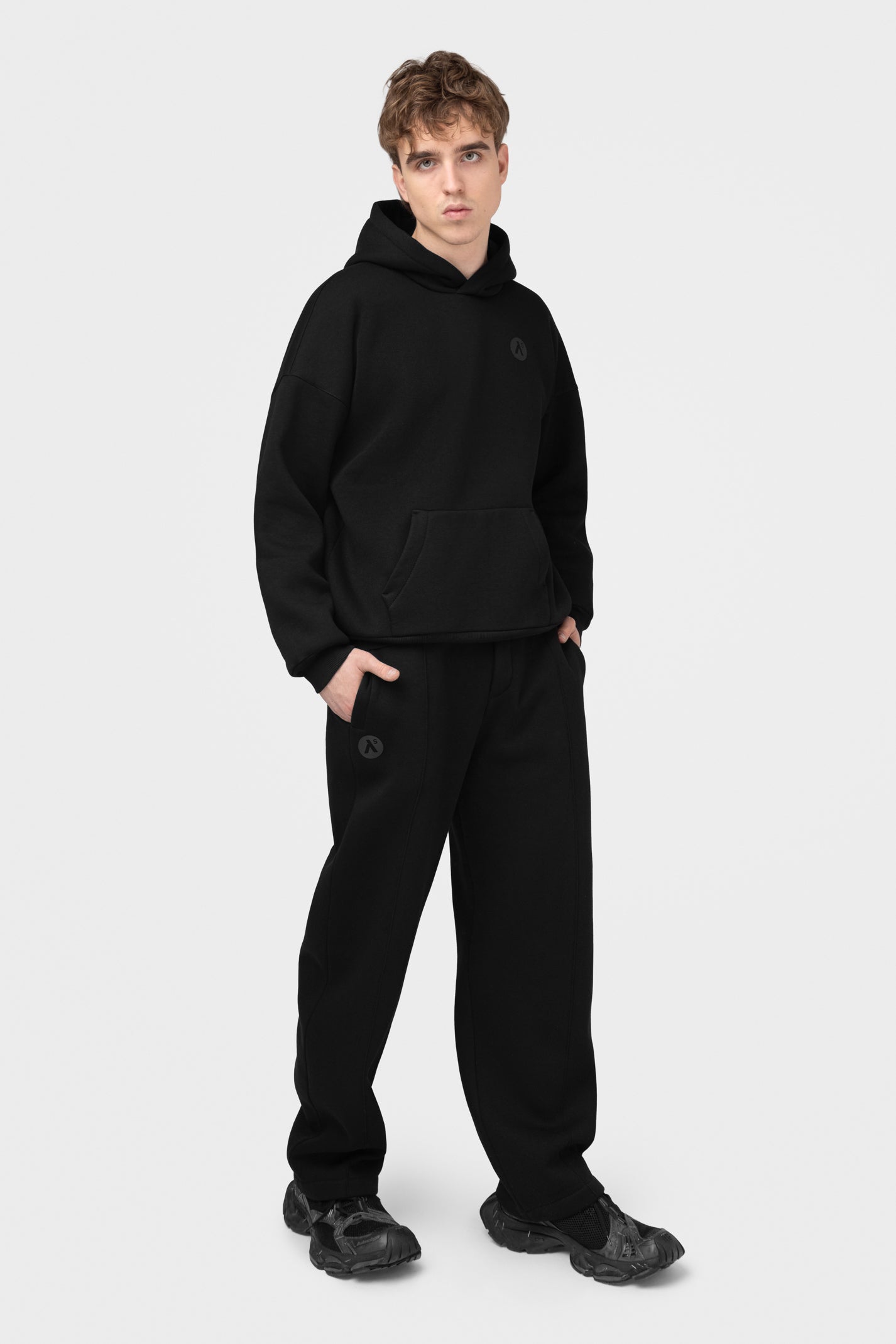 OVERSIZED LAISVALAIKIO KOSTIUMAS SU PŪKU