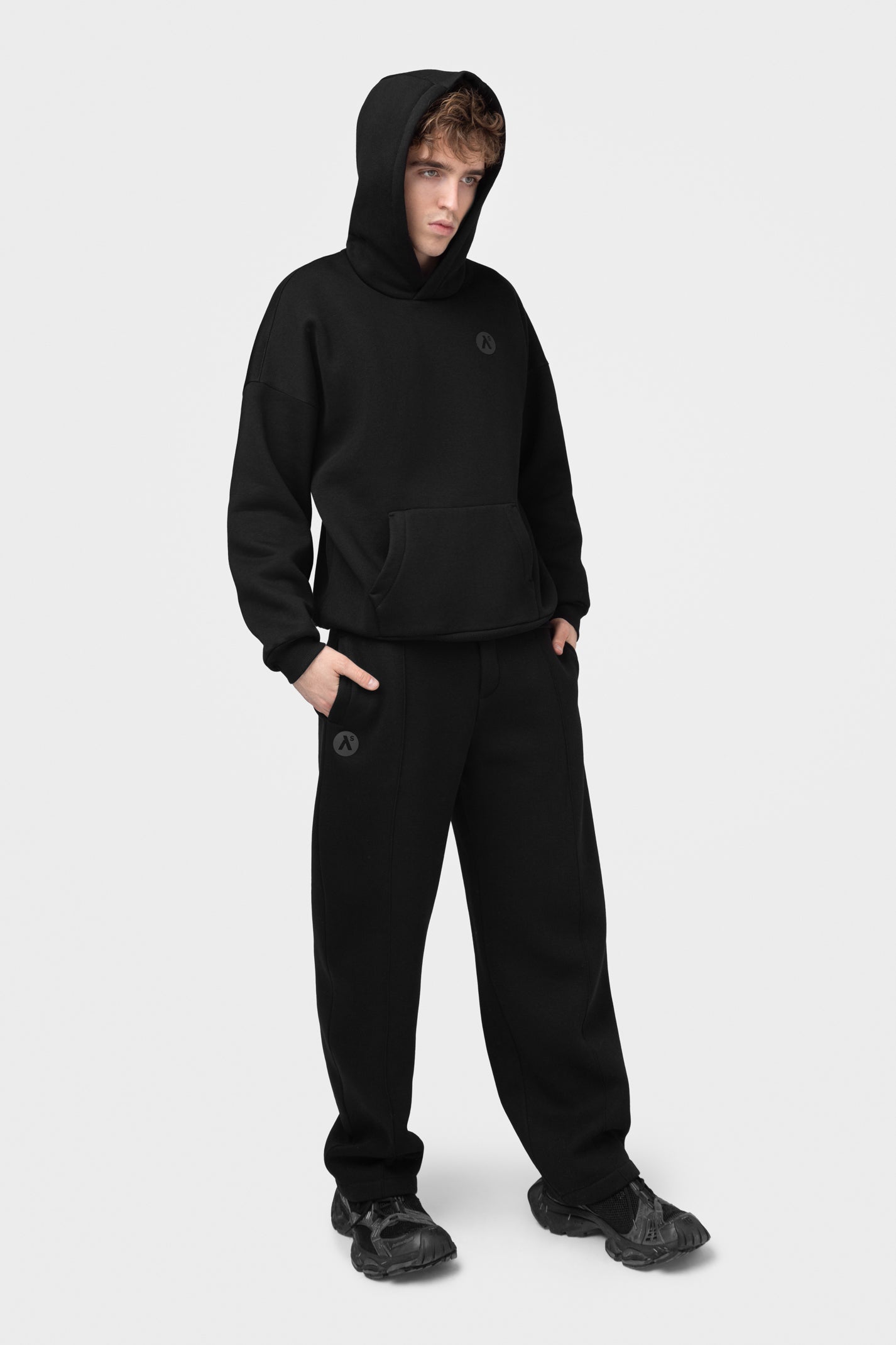 OVERSIZED LAISVALAIKIO KOSTIUMAS SU PŪKU