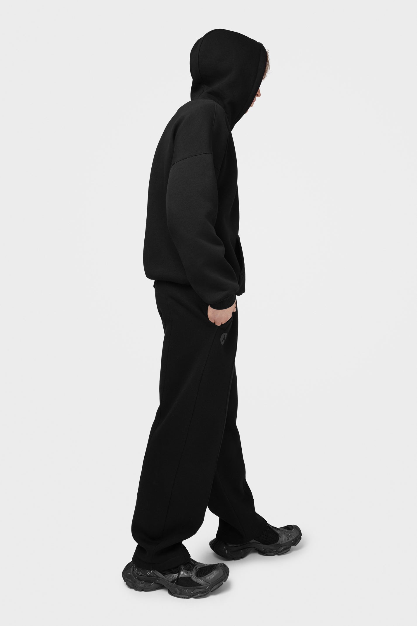 OVERSIZED LAISVALAIKIO KOSTIUMAS SU PŪKU