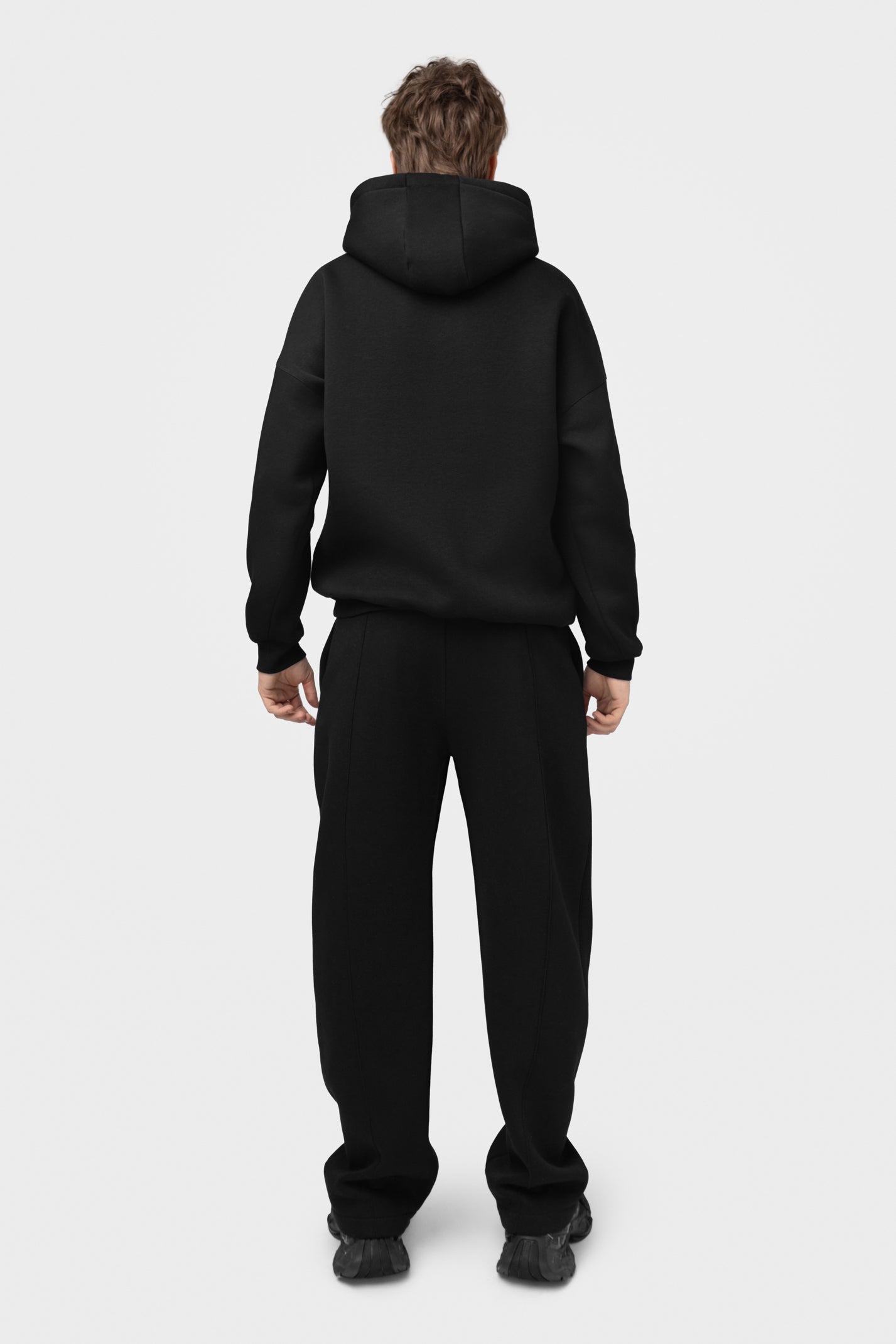 OVERSIZED LAISVALAIKIO KOSTIUMAS SU PŪKU