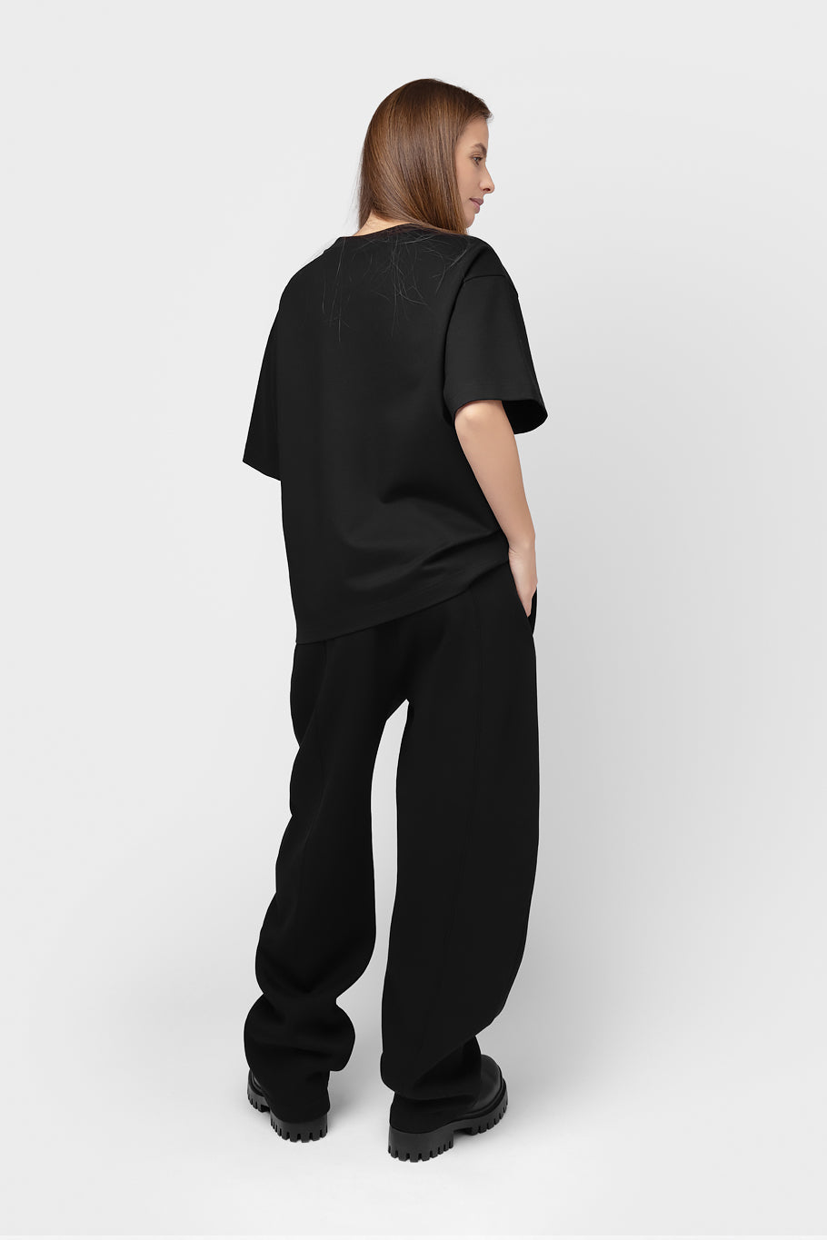 OVERSIZED LAISVALAIKIO KOSTIUMAS SU PŪKU