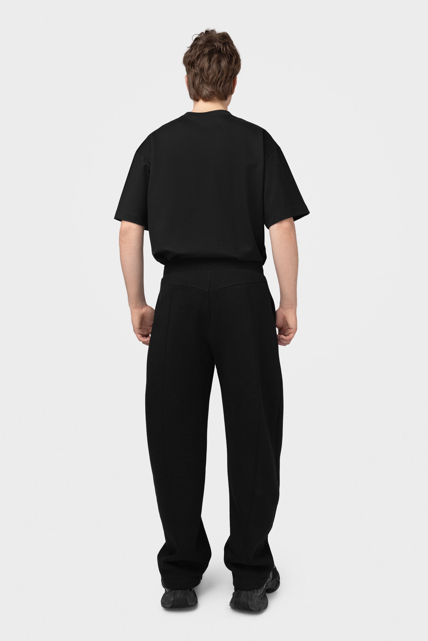 OVERSIZED LAISVALAIKIO KOSTIUMAS SU PŪKU