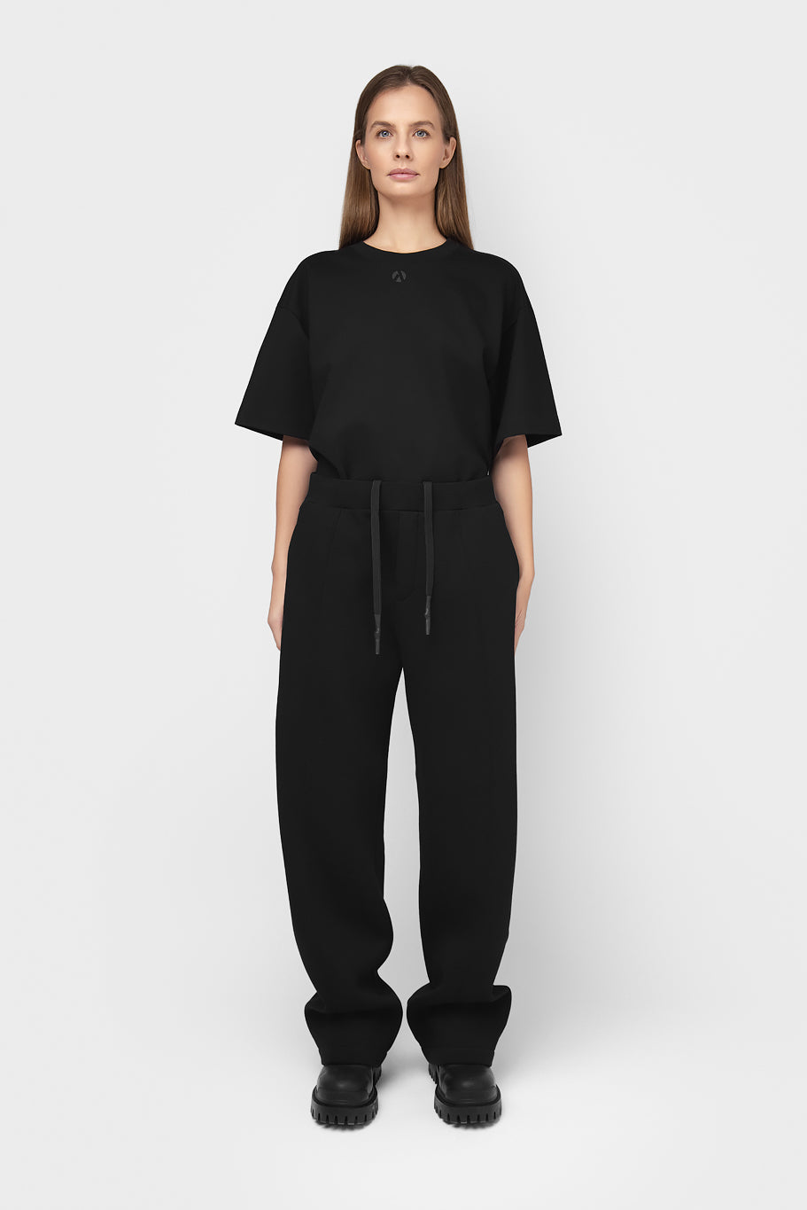 OVERSIZED LAISVALAIKIO KOSTIUMAS SU PŪKU