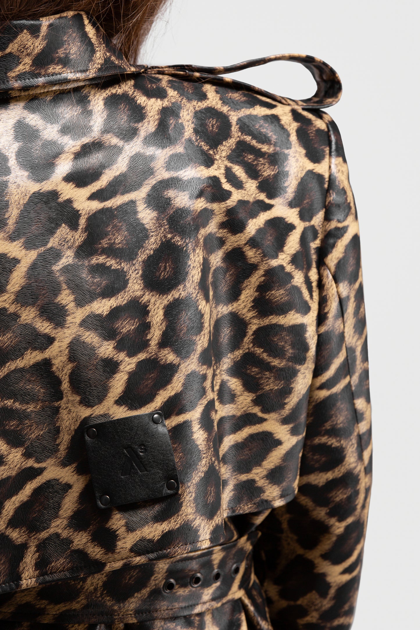 LEOPARDO RAŠTO DIRBTINĖS ODOS PALTAS