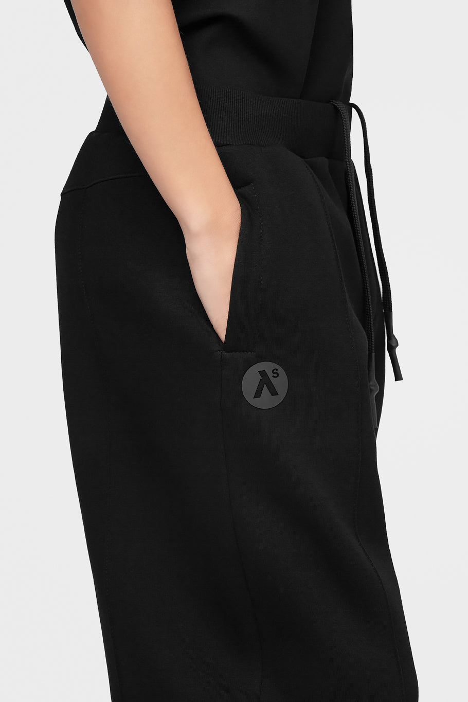 OVERSIZED LAISVALAIKIO KOSTIUMAS SU PŪKU