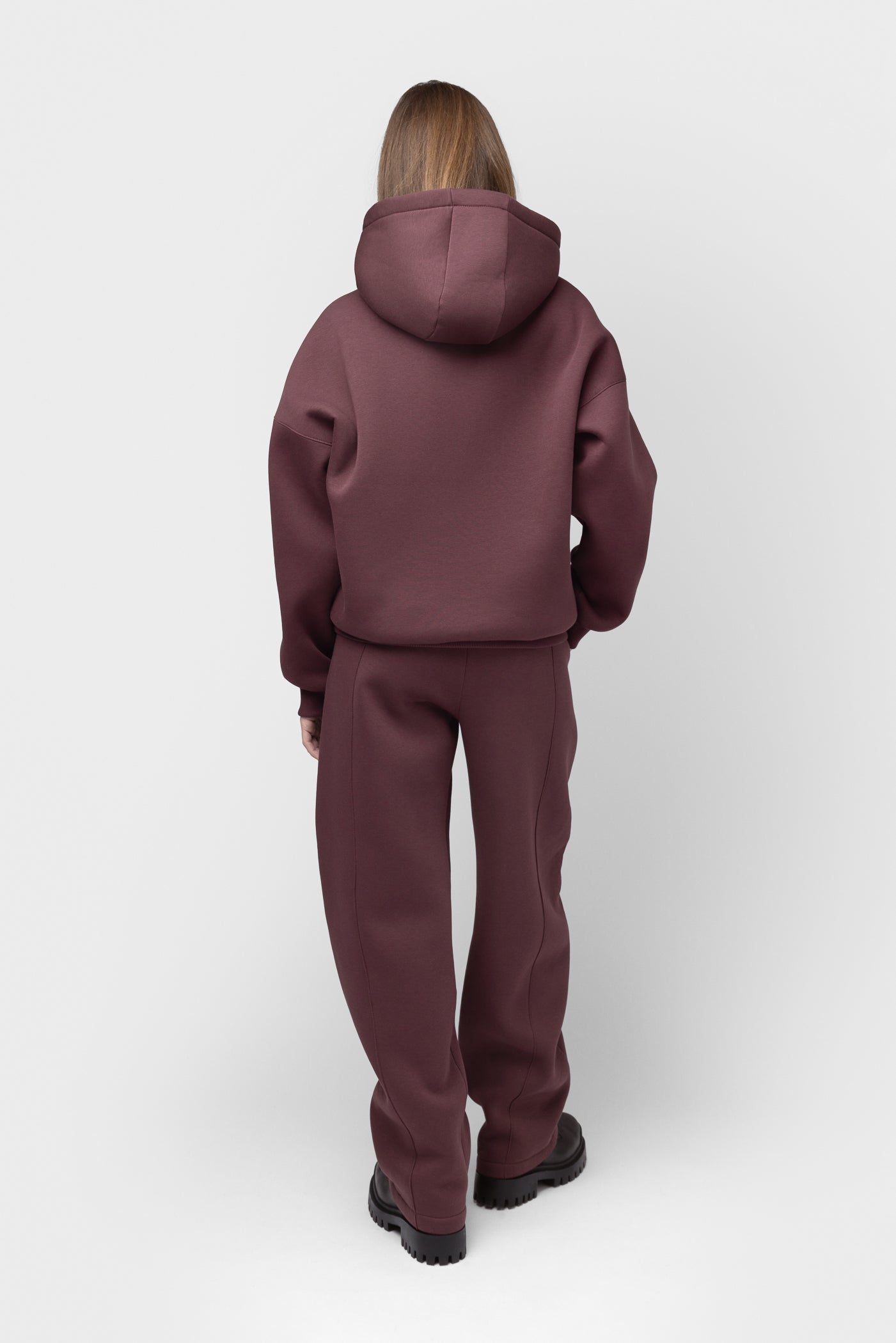 OVERSIZED LAISVALAIKIO KOSTIUMAS SU PŪKU
