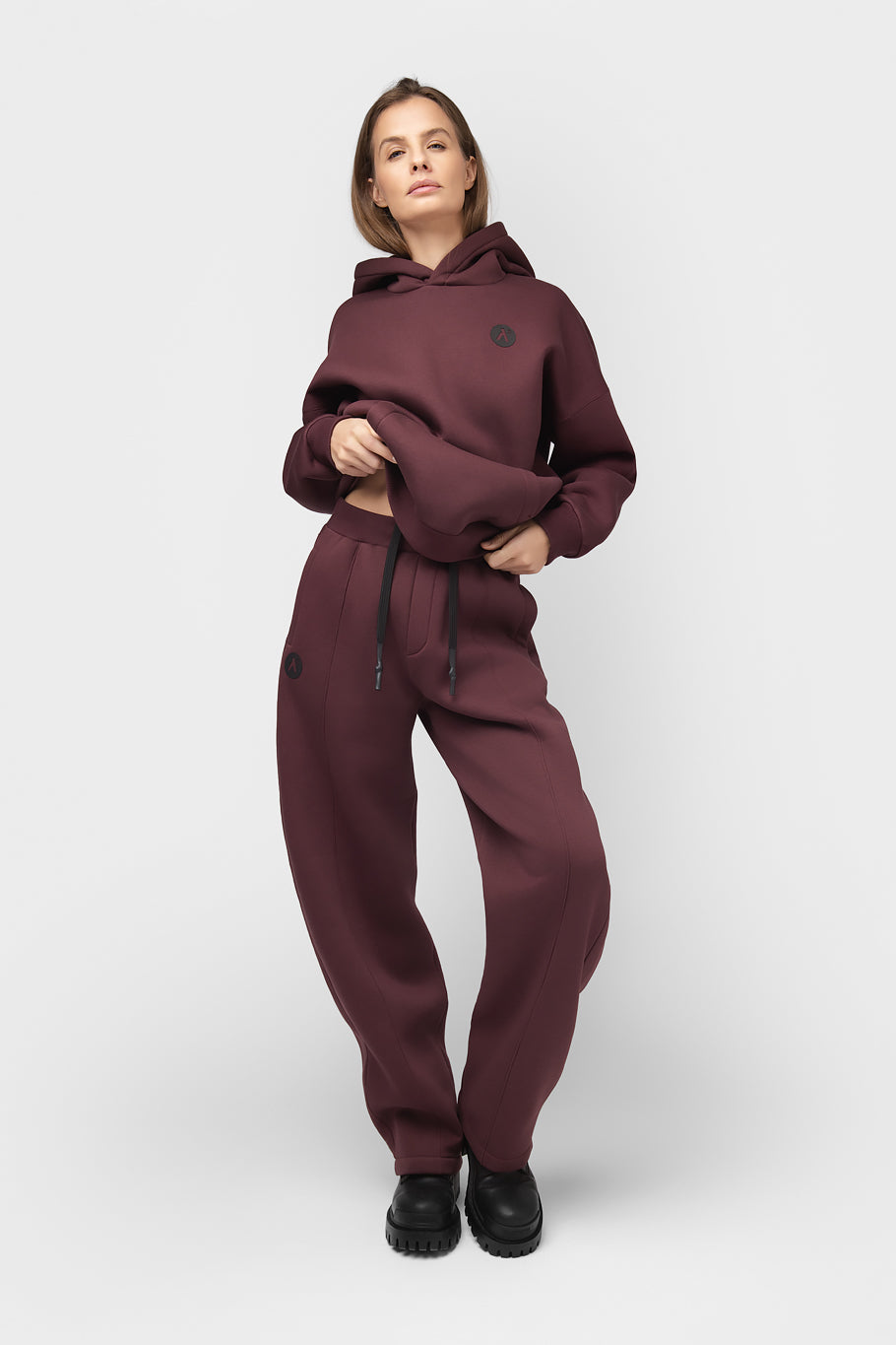 OVERSIZED LAISVALAIKIO KOSTIUMAS SU PŪKU