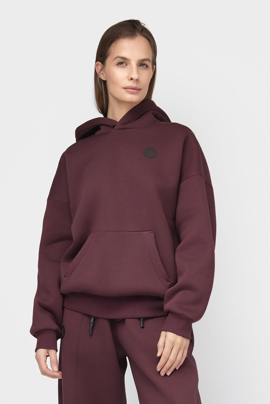 OVERSIZED LAISVALAIKIO KOSTIUMAS SU PŪKU
