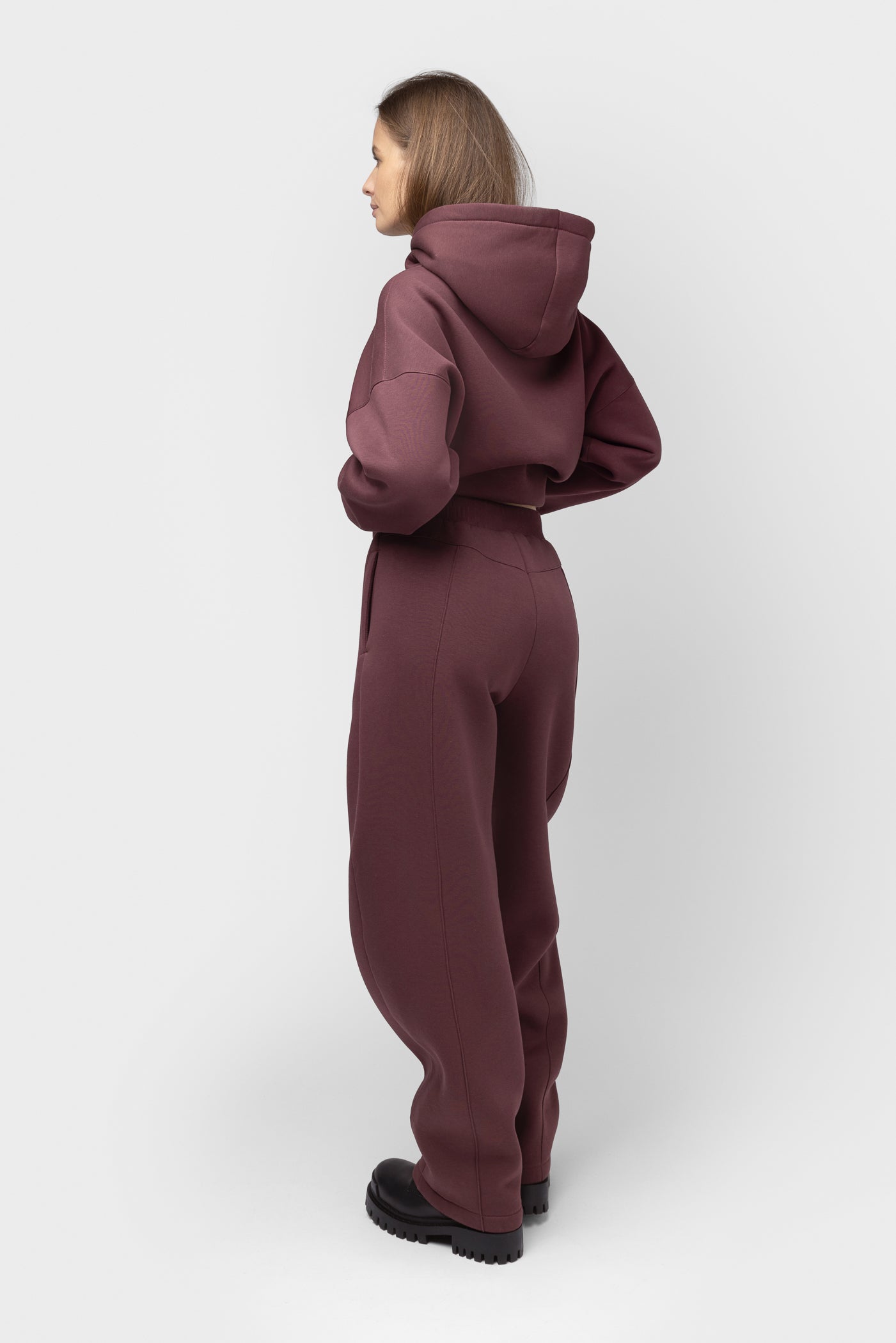 OVERSIZED LAISVALAIKIO KOSTIUMAS SU PŪKU