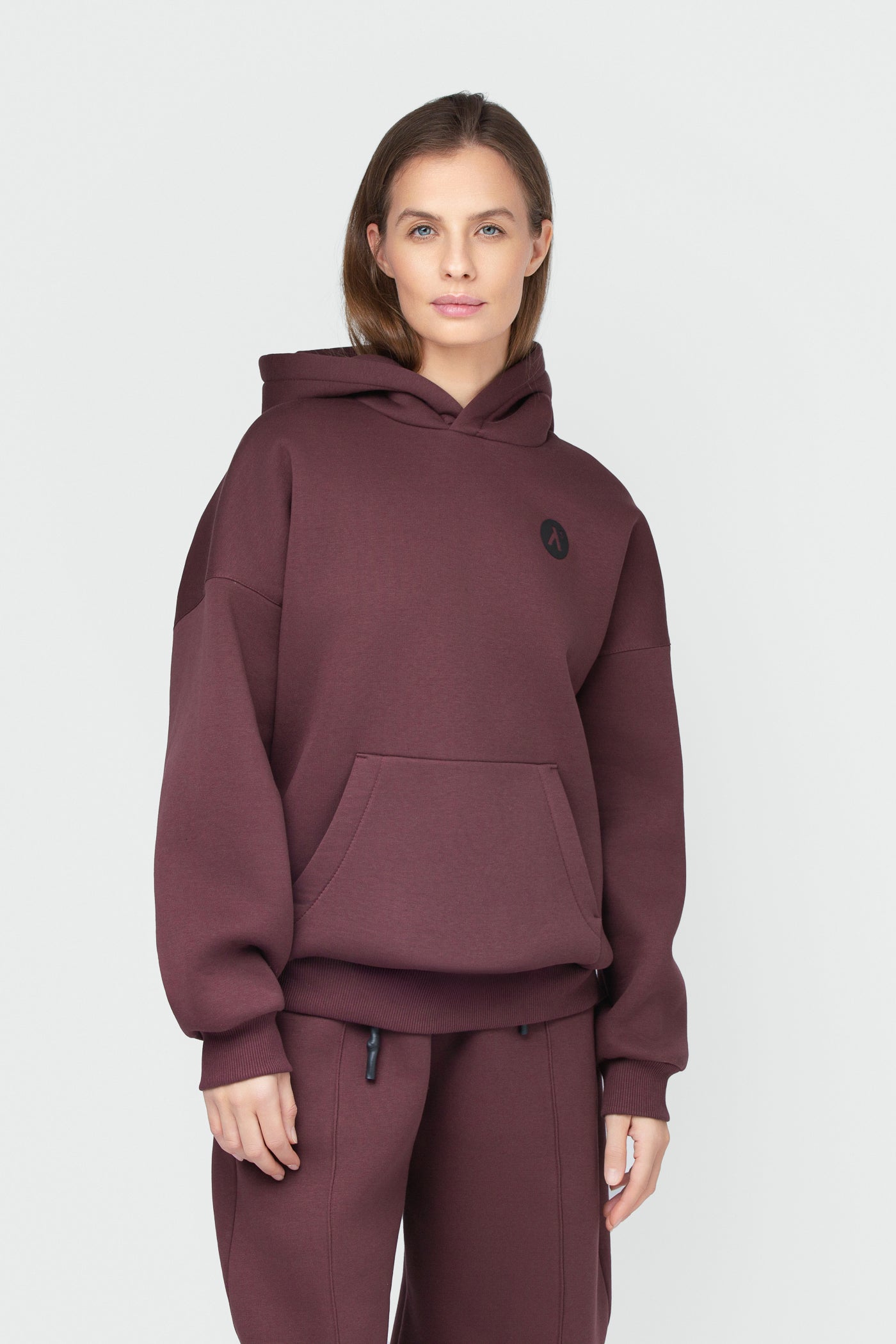 OVERSIZED LAISVALAIKIO KOSTIUMAS SU PŪKU