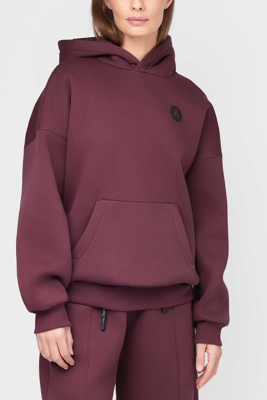 OVERSIZED LAISVALAIKIO KOSTIUMAS SU PŪKU