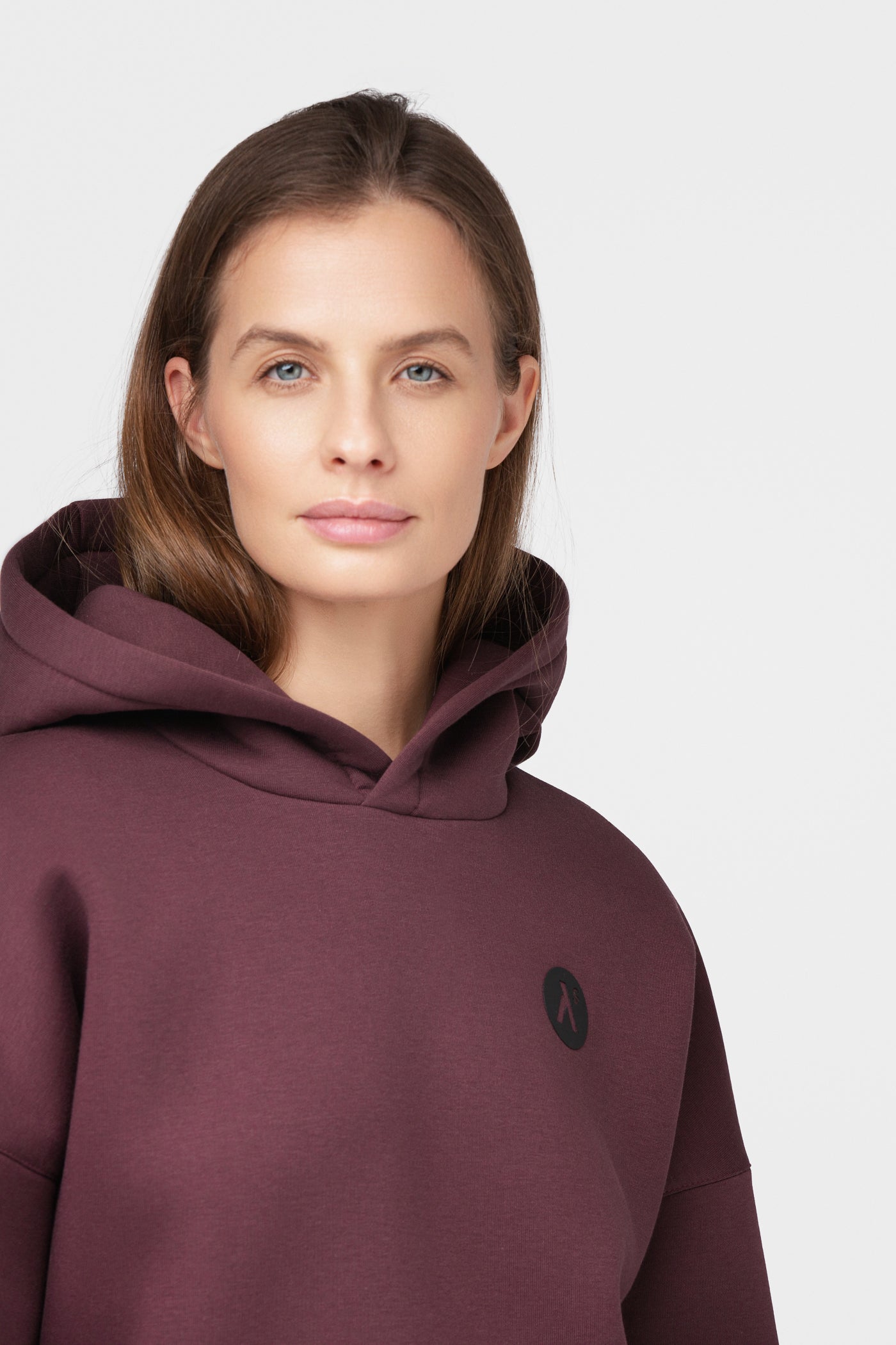 OVERSIZED LAISVALAIKIO KOSTIUMAS SU PŪKU