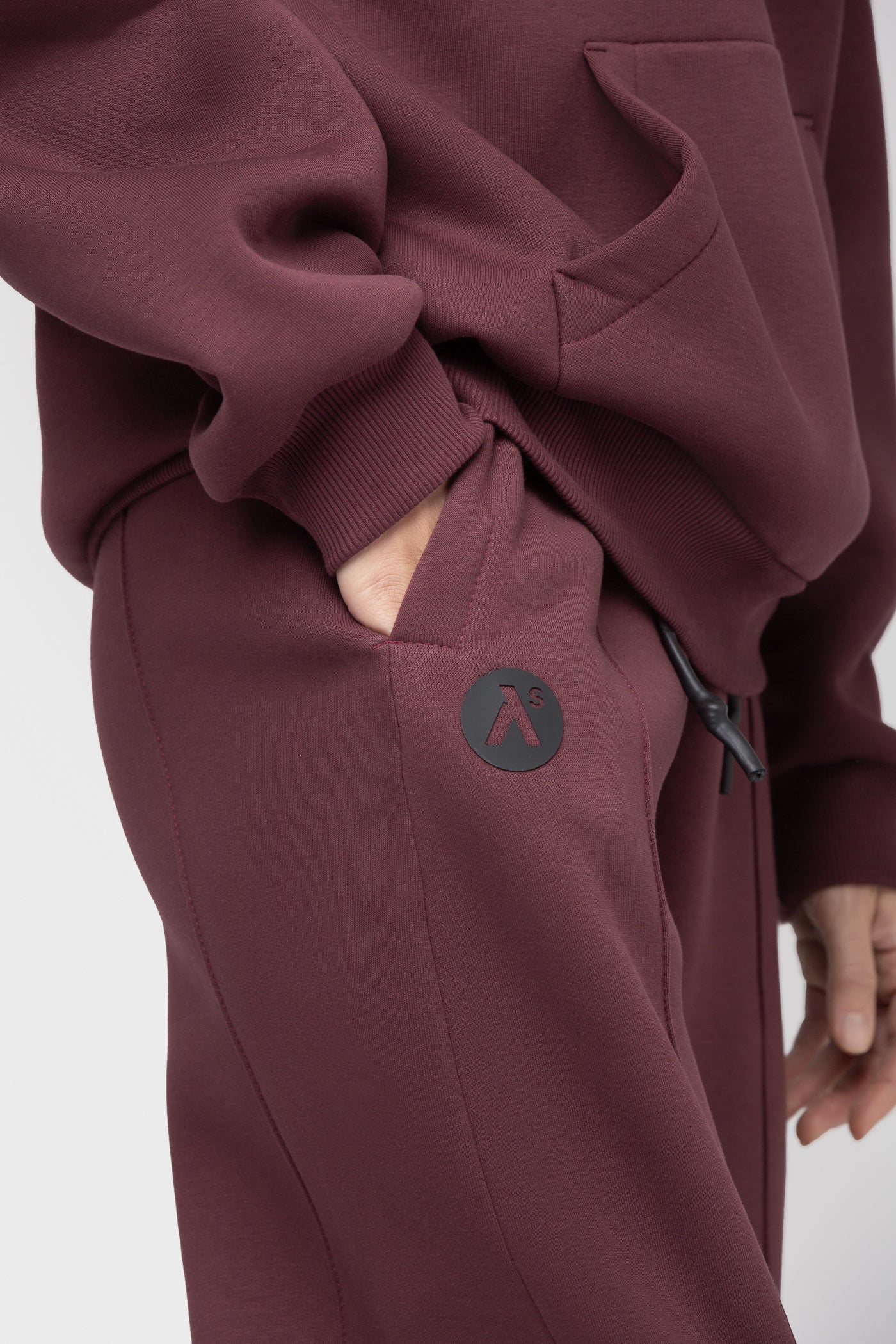 OVERSIZED LAISVALAIKIO KOSTIUMAS SU PŪKU