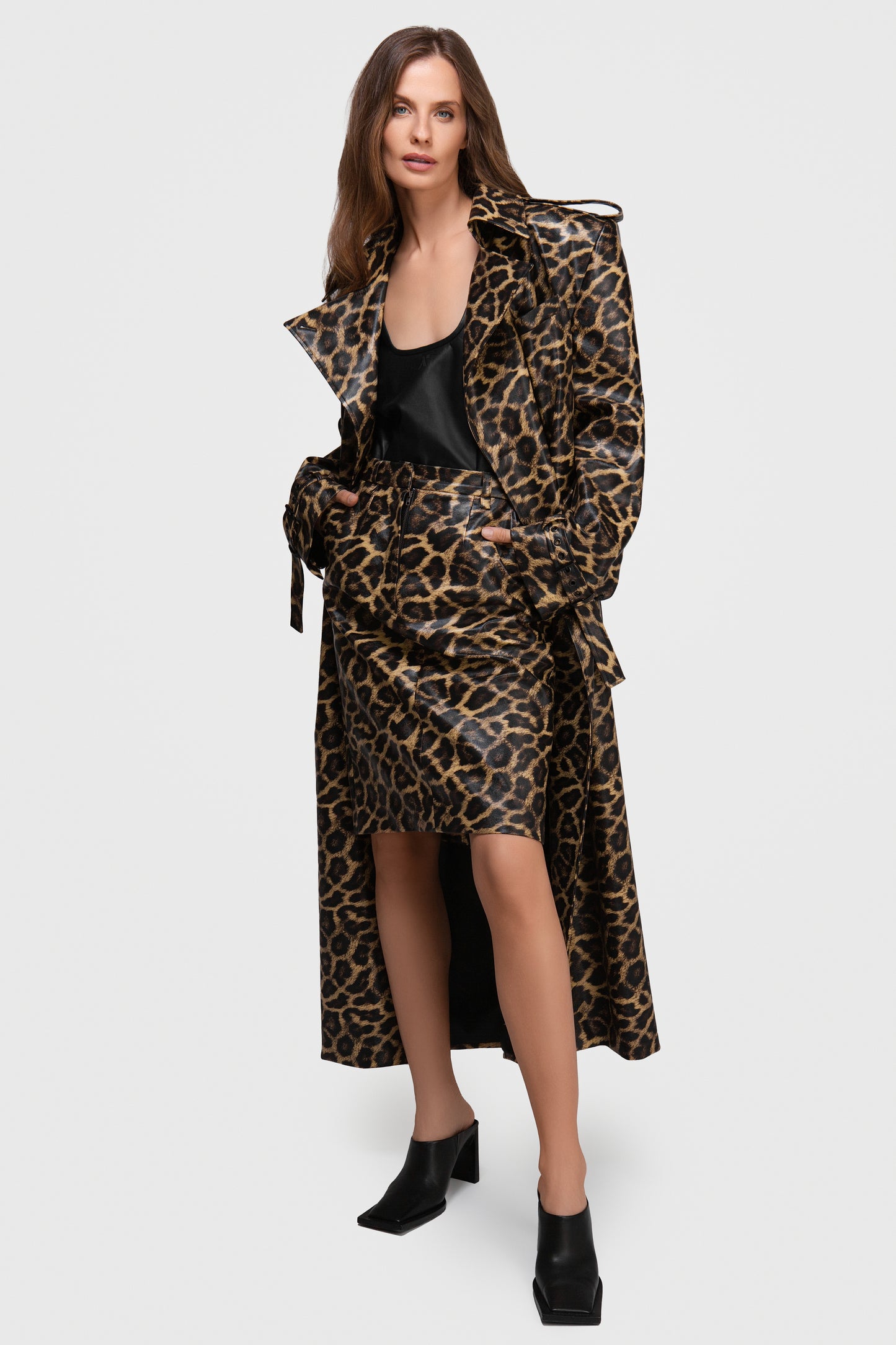 LEOPARDO RAŠTO DIRBTINĖS ODOS PALTAS