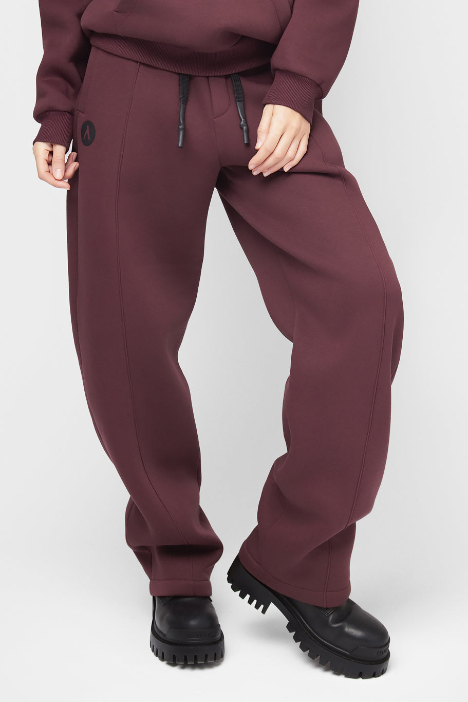 OVERSIZED LAISVALAIKIO KOSTIUMAS SU PŪKU