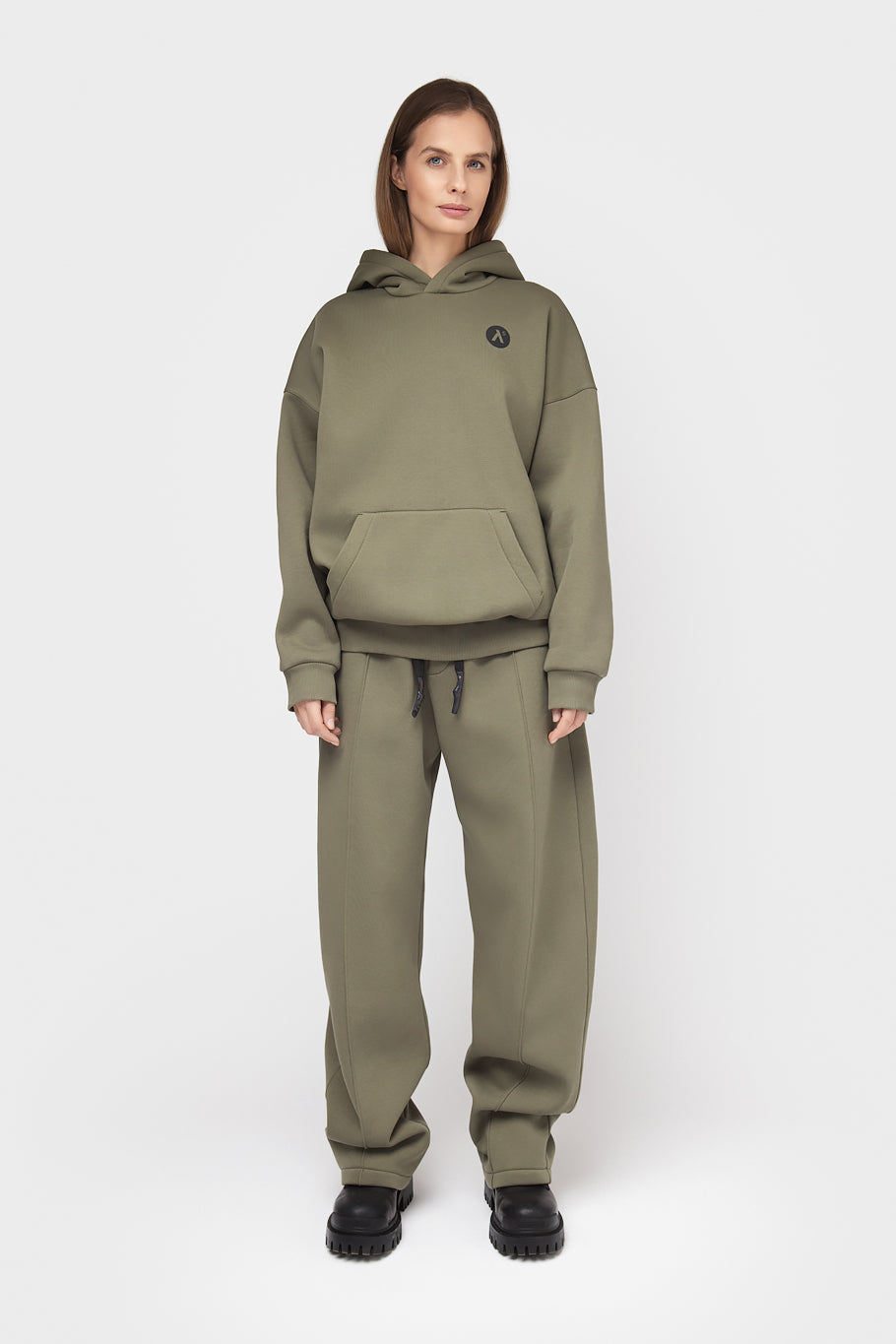 OVERSIZED LAISVALAIKIO KOSTIUMAS SU PŪKU