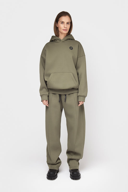 OVERSIZED LAISVALAIKIO KOSTIUMAS SU PŪKU