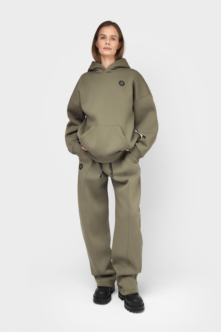 OVERSIZED LAISVALAIKIO KOSTIUMAS SU PŪKU