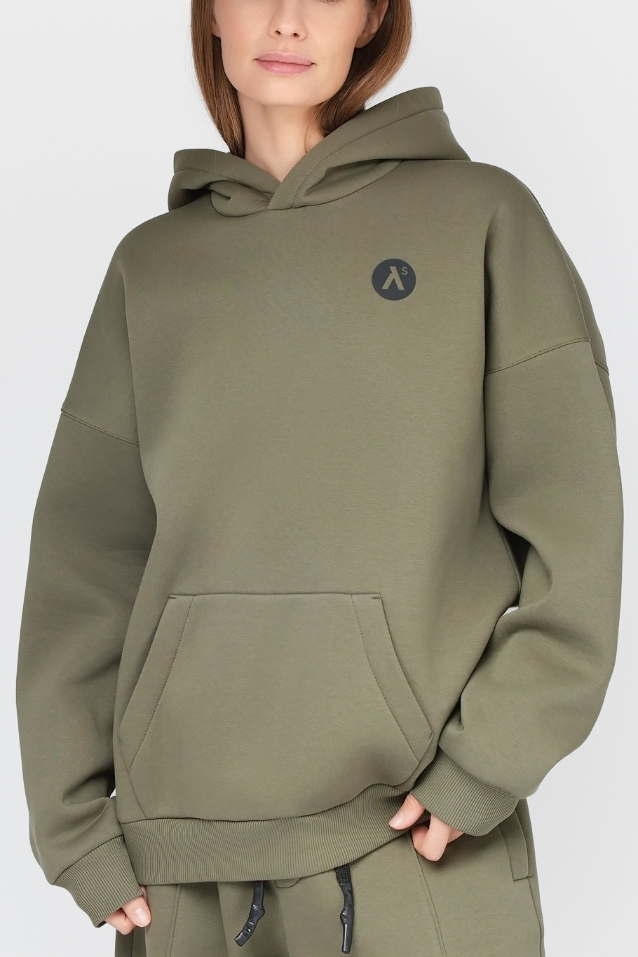 OVERSIZED LAISVALAIKIO KOSTIUMAS SU PŪKU