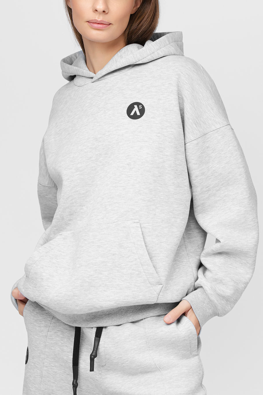OVERSIZED LAISVALAIKIO KOSTIUMAS SU PŪKU