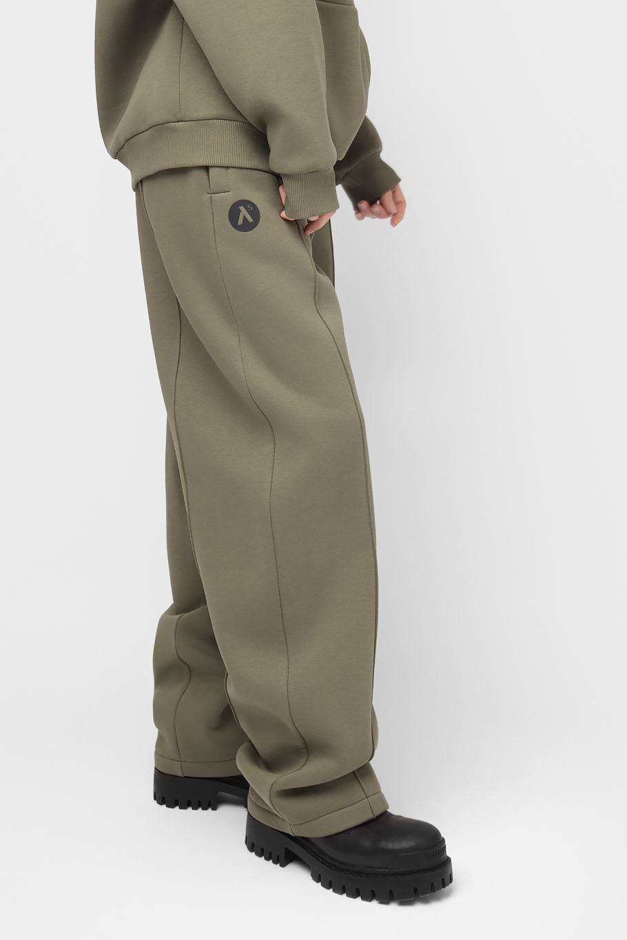 OVERSIZED LAISVALAIKIO KOSTIUMAS SU PŪKU
